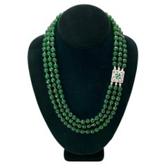 Collar de tres vueltas de jade con cierre estilo Art Déco