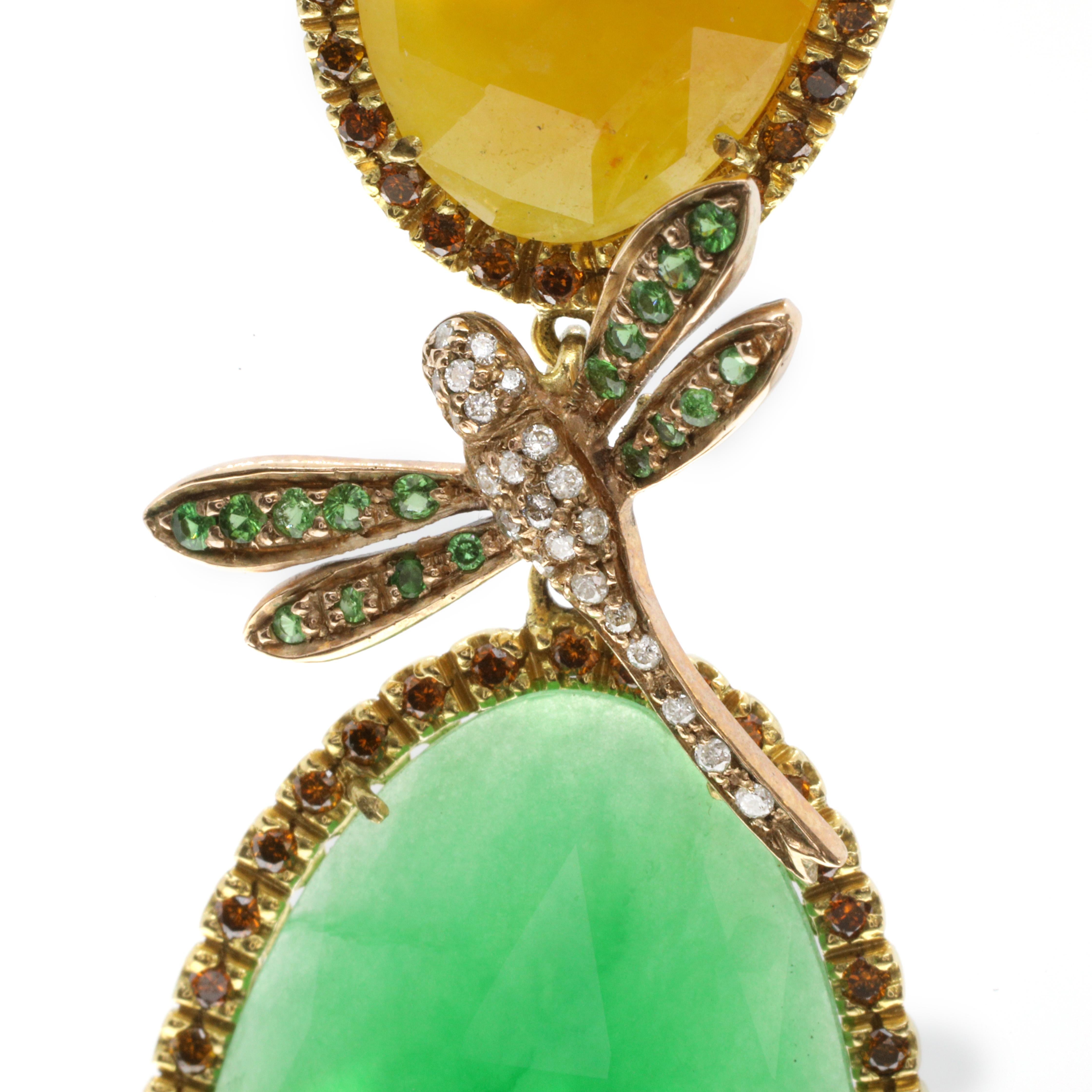 These spectacular 18-karat yellow gold drop earrings feature vibrant jade stones framed by a single row of cognac-coloured brown diamonds. Between the two jade stones, a dragonfly just alighted, is set with brilliant tsavorites and white diamonds.