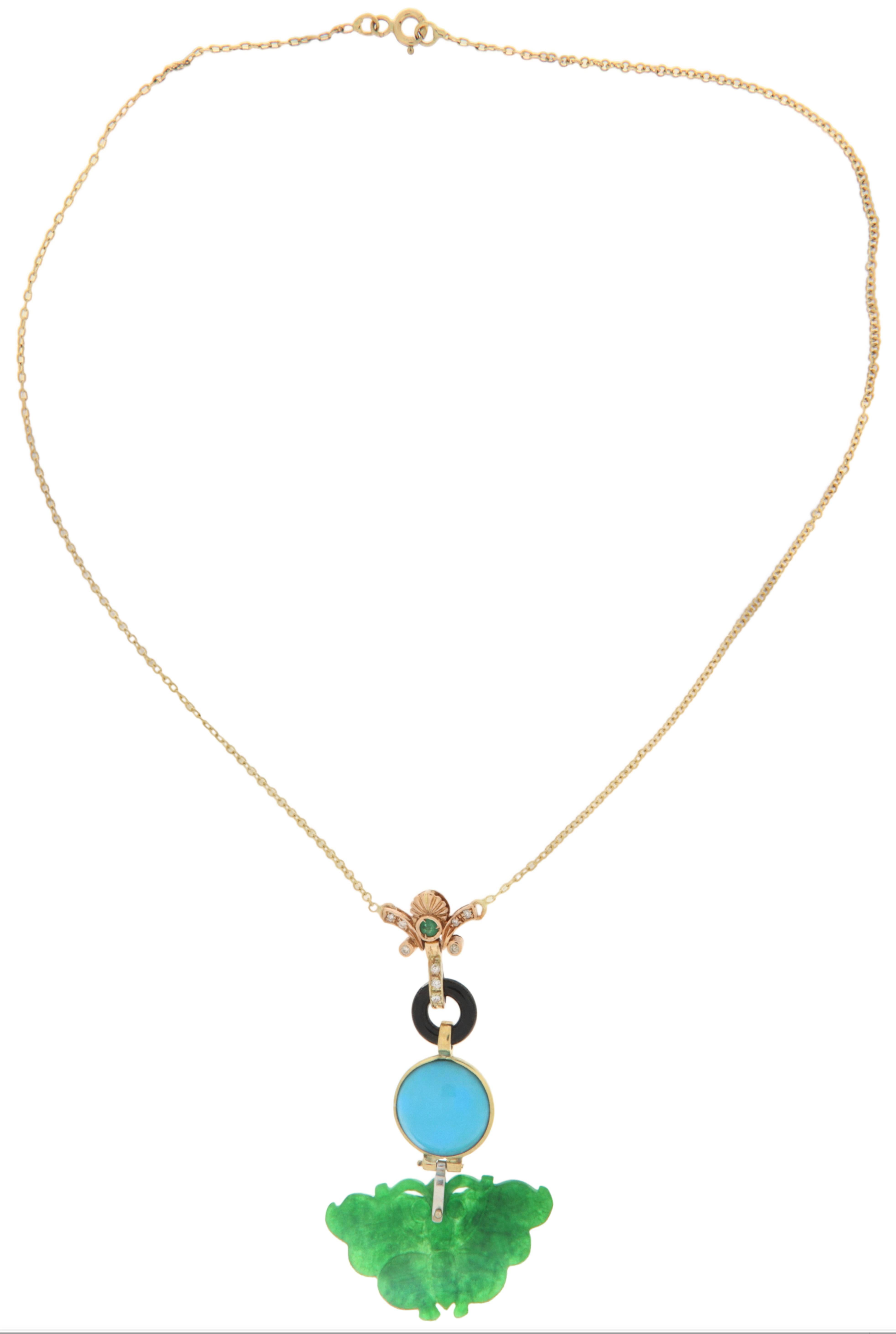 Entrez dans un monde de couleurs vibrantes et de symbolisme profond avec ce collier unique en son genre. Cette pièce saisissante est un mélange harmonieux de matériaux précieux et de design complexe, racontant une histoire de transformation et de
