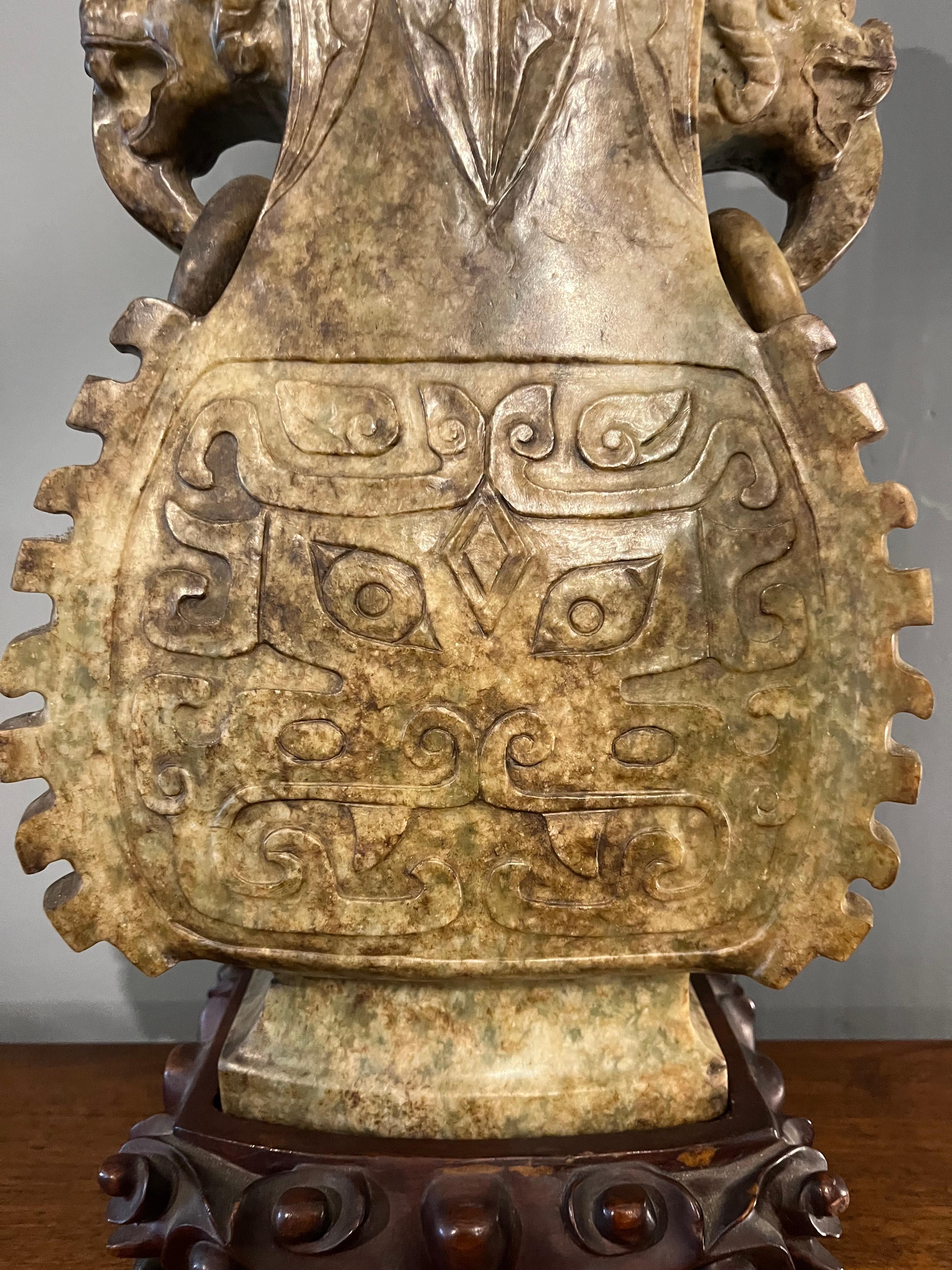 Jade vase with rings. China, 19th century For Sale 4