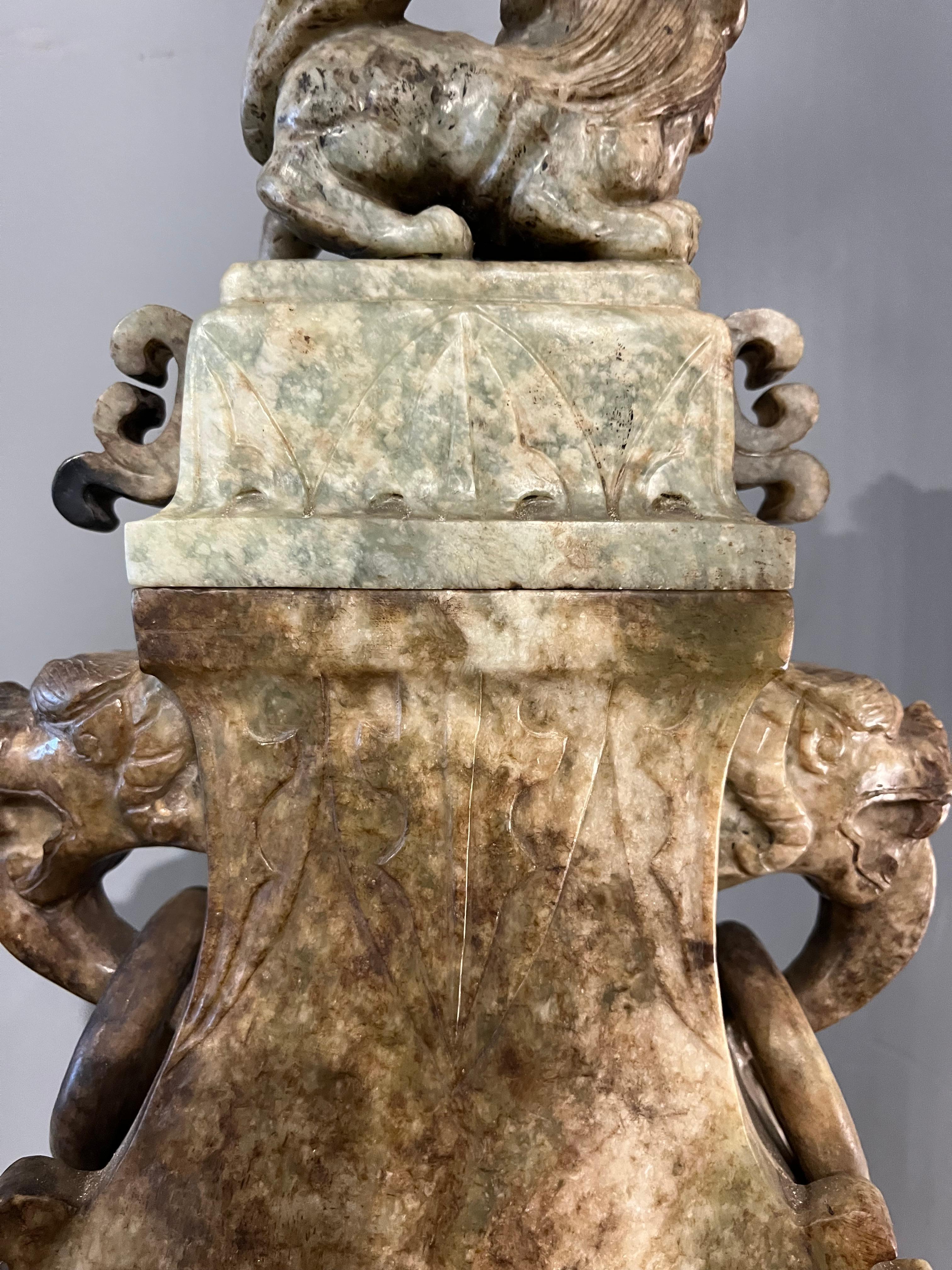 Jade vase with rings. China, 19th century For Sale 5