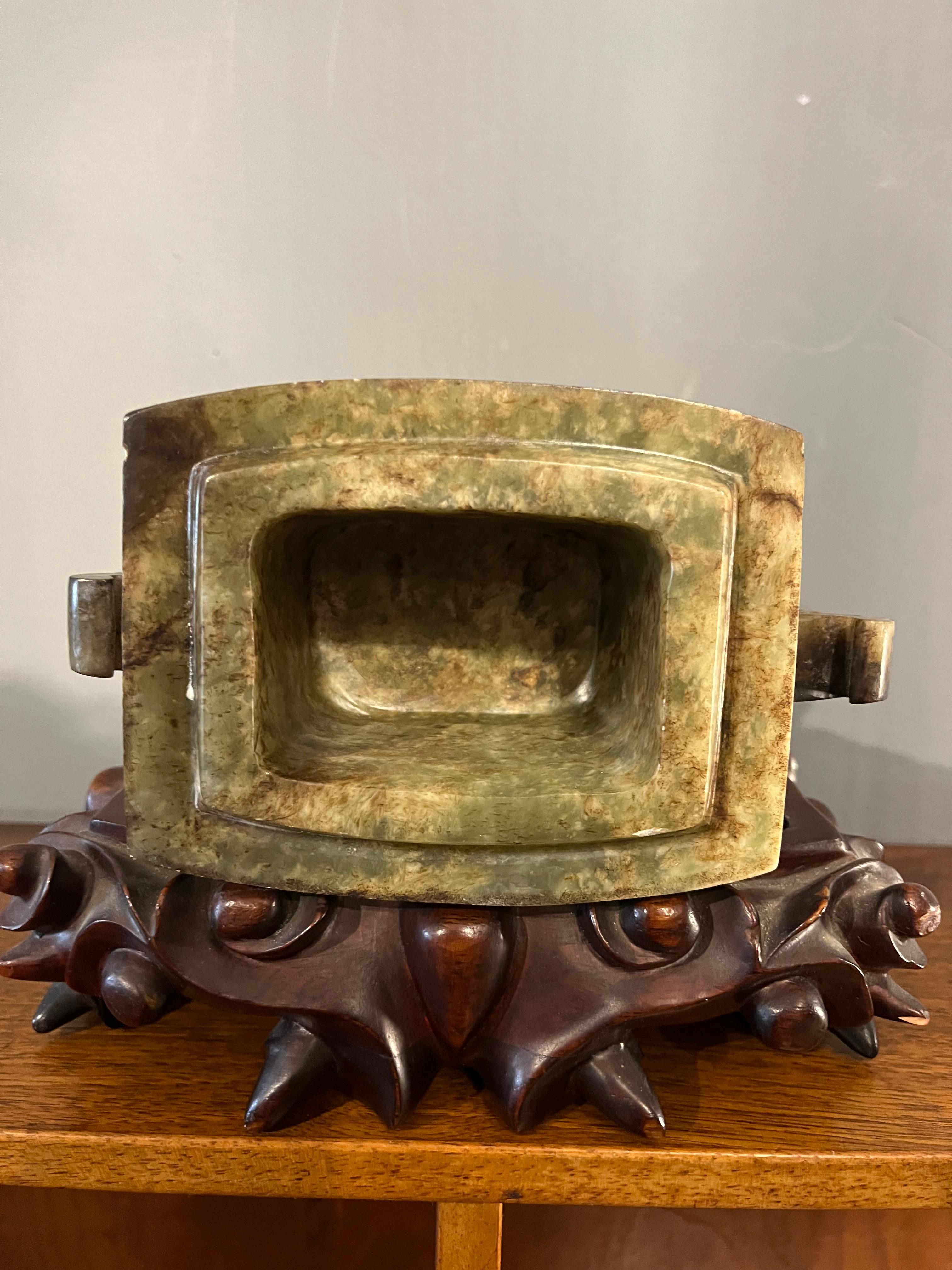 Jade vase with rings. China, 19th century For Sale 10