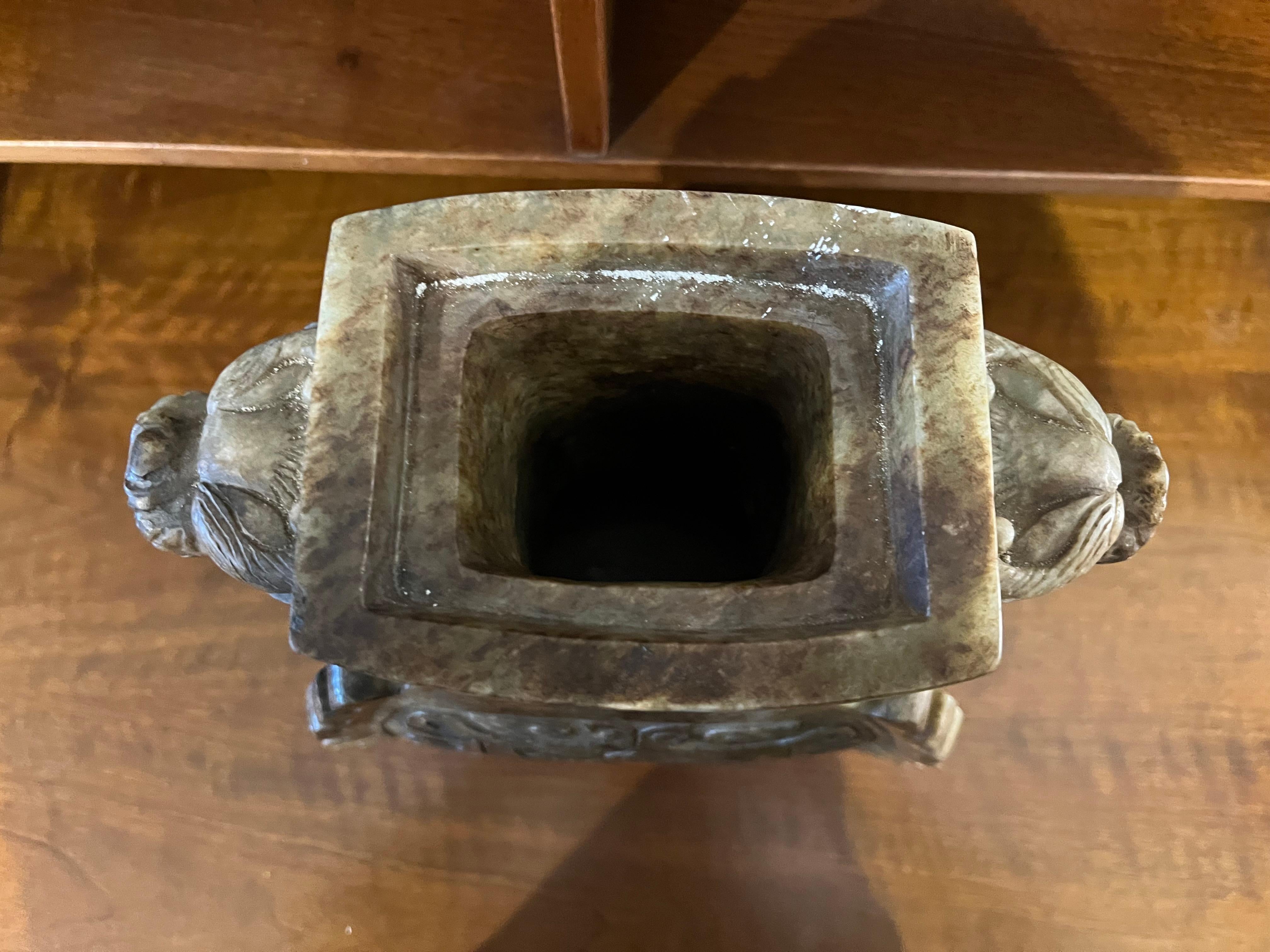 Jade vase with rings. China, 19th century For Sale 11