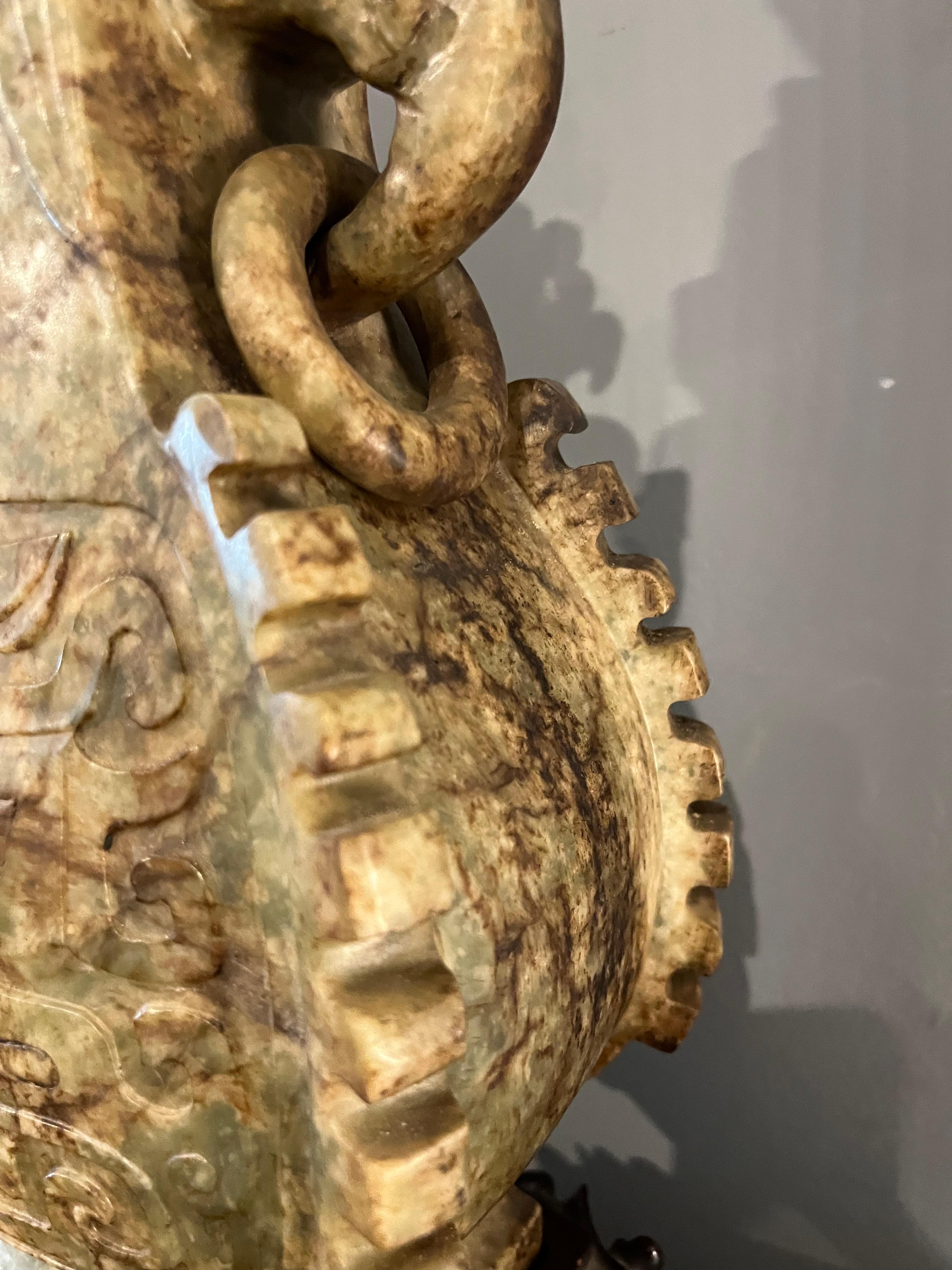 Jade vase with rings. China, 19th century For Sale 2