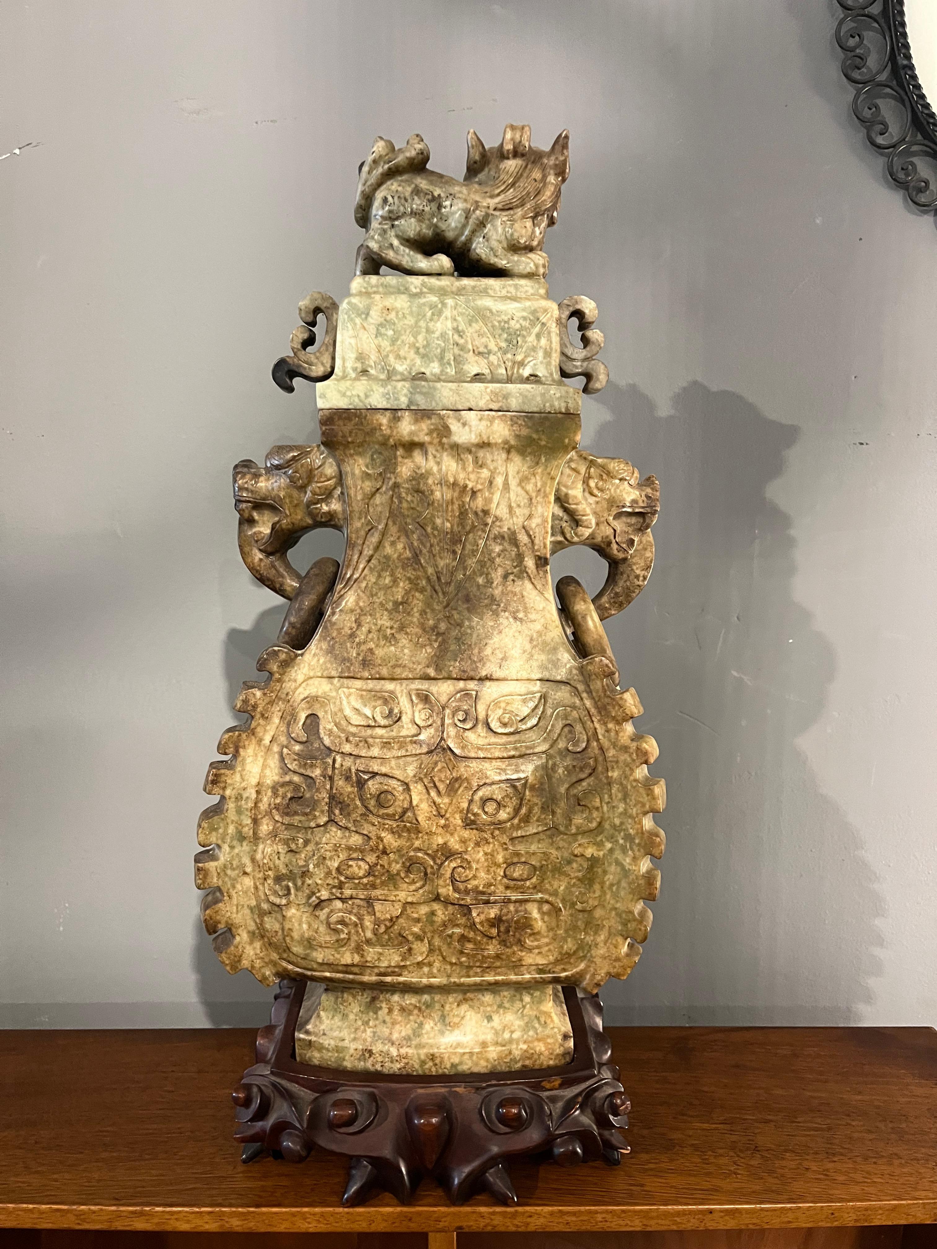 Jade vase with rings. China, 19th century For Sale 3