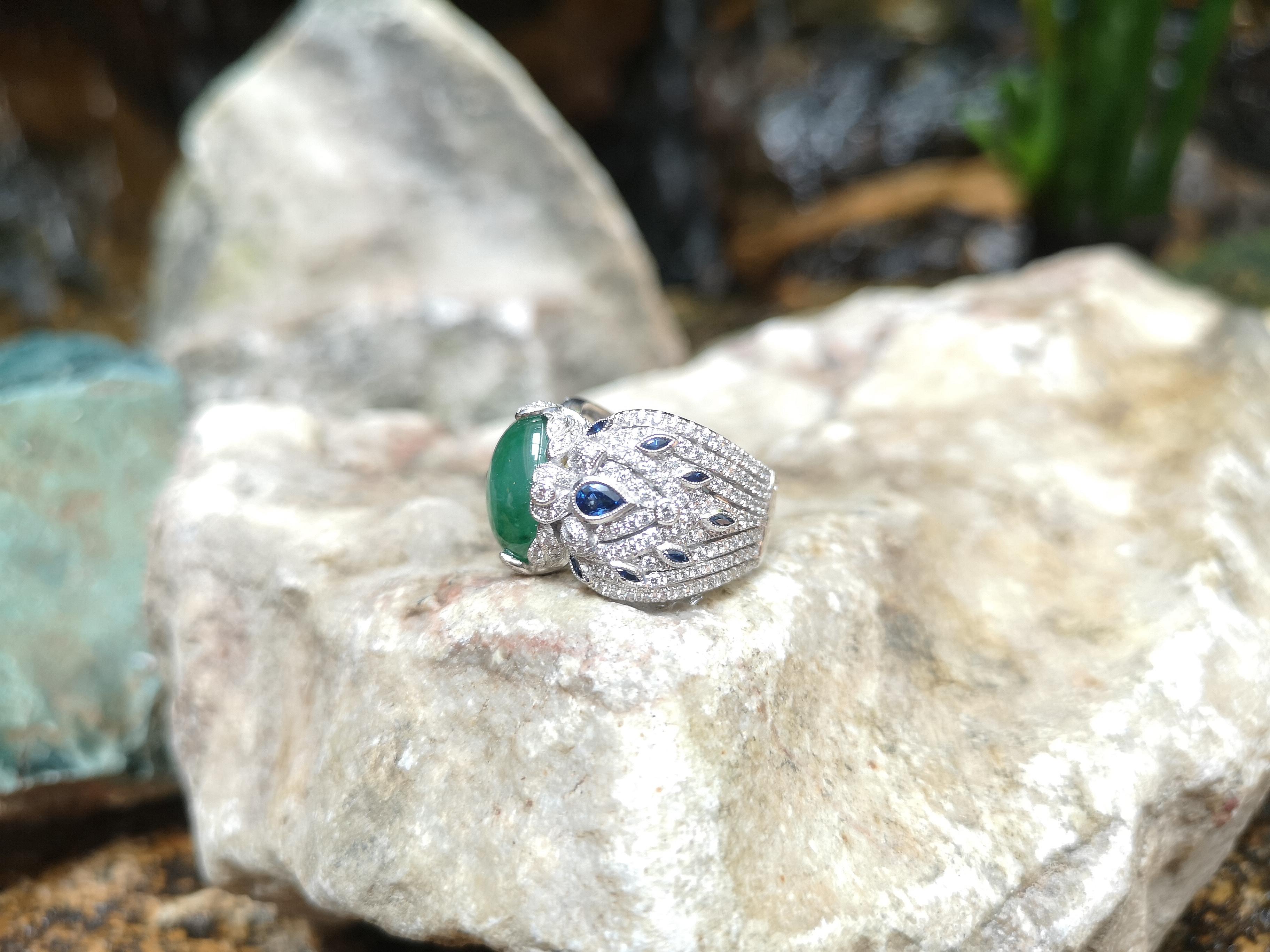 Taille cabochon Bague en or blanc 18 carats sertie d'un jade, de saphirs bleus et de diamants en vente