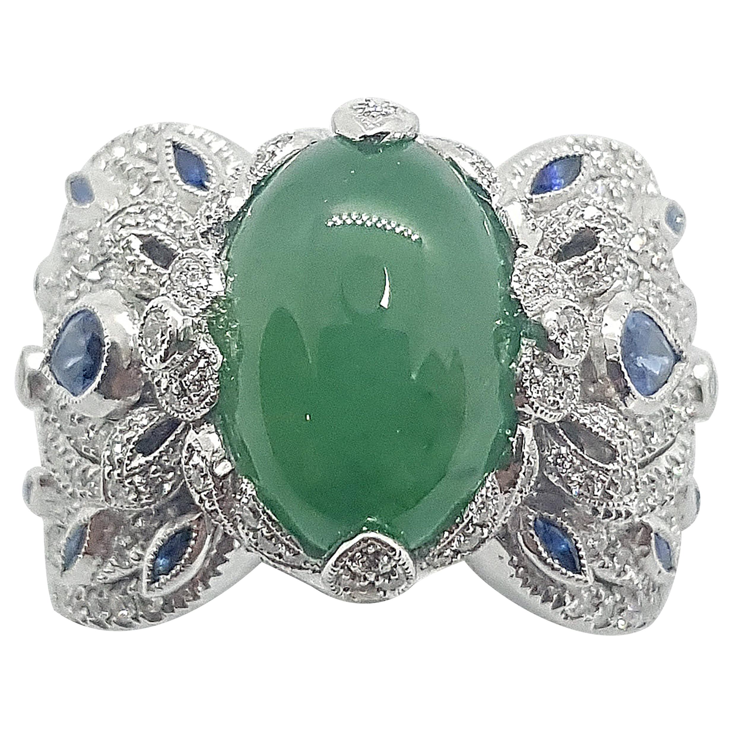 Bague en or blanc 18 carats sertie d'un jade, de saphirs bleus et de diamants en vente