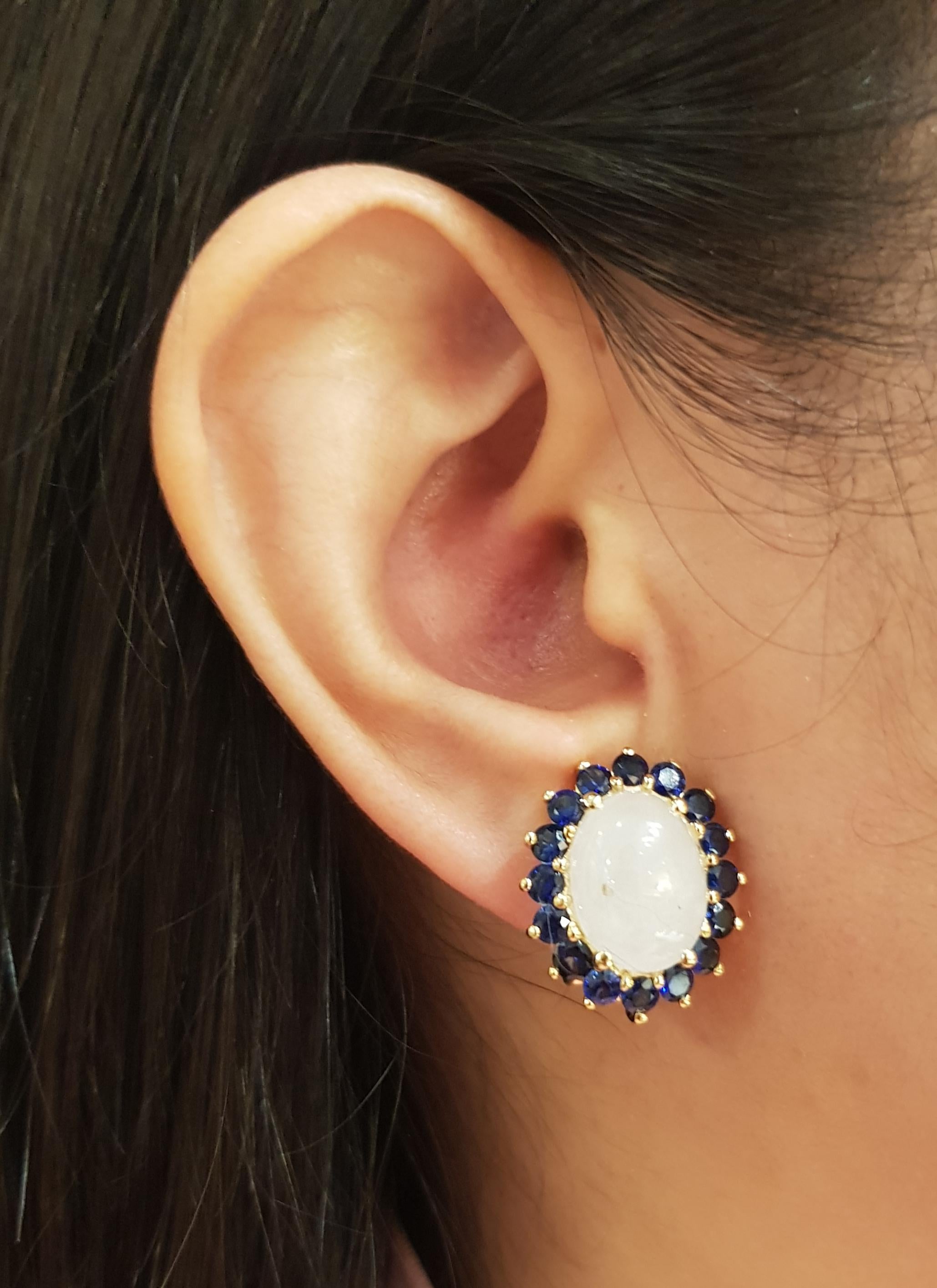 Giada 13,05 carati con zaffiro blu 3,36 carati Orecchini con montatura in oro 14K

Larghezza: 1.8 cm 
Lunghezza: 2.1 cm
Peso totale: 12,01 grammi

