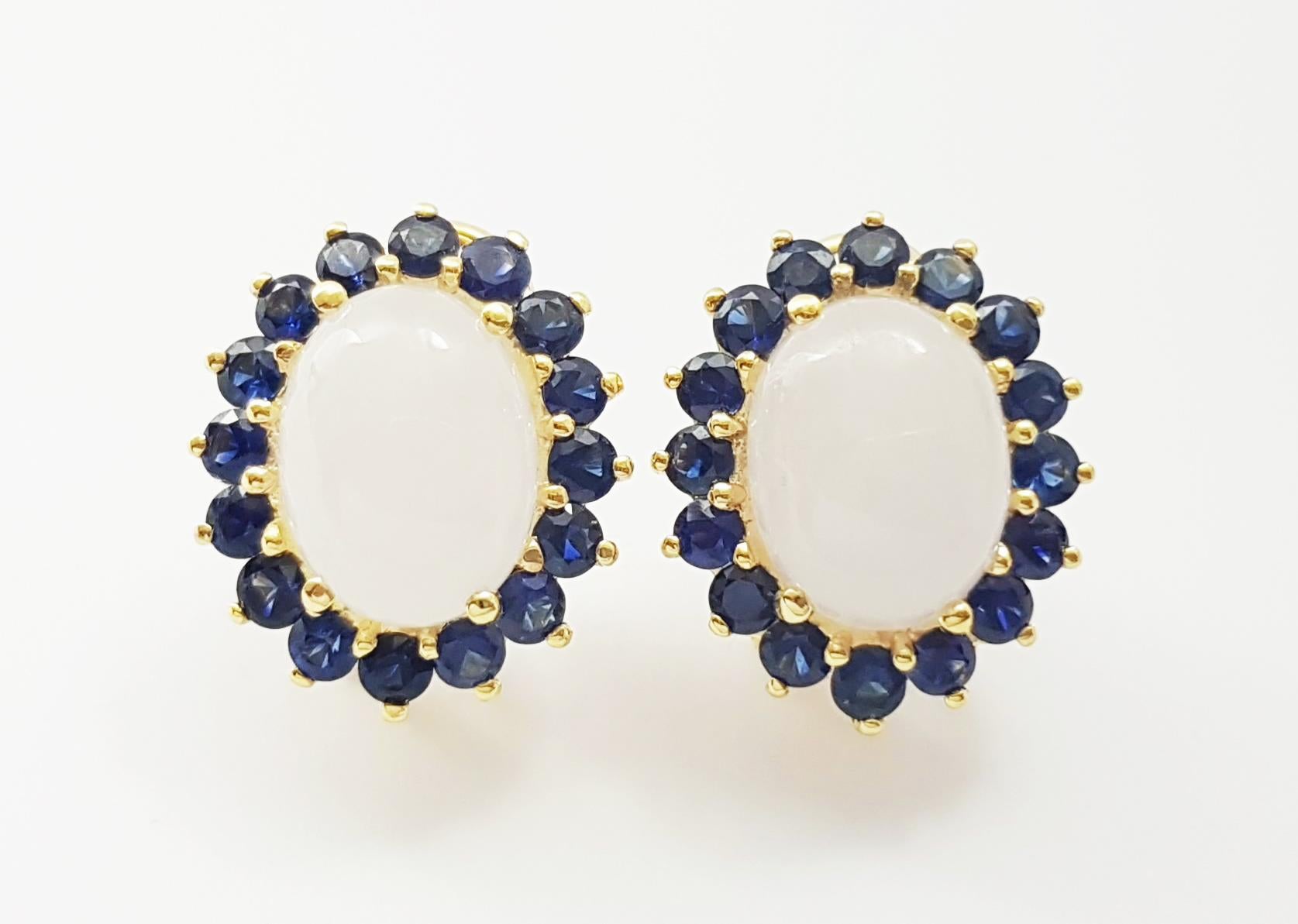Contemporaneo Orecchini di giada con zaffiro blu con montatura in oro 14K in vendita