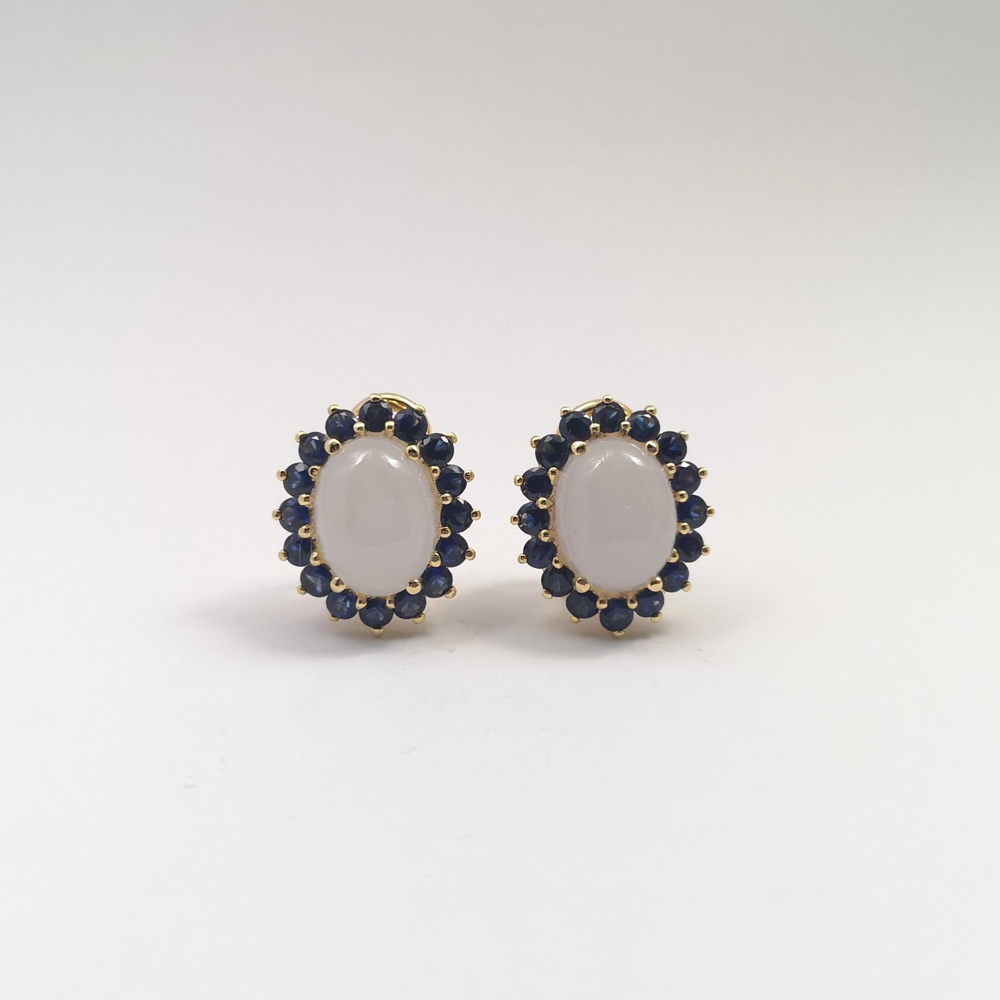 Taglio rotondo Orecchini di giada con zaffiro blu con montatura in oro 14K in vendita