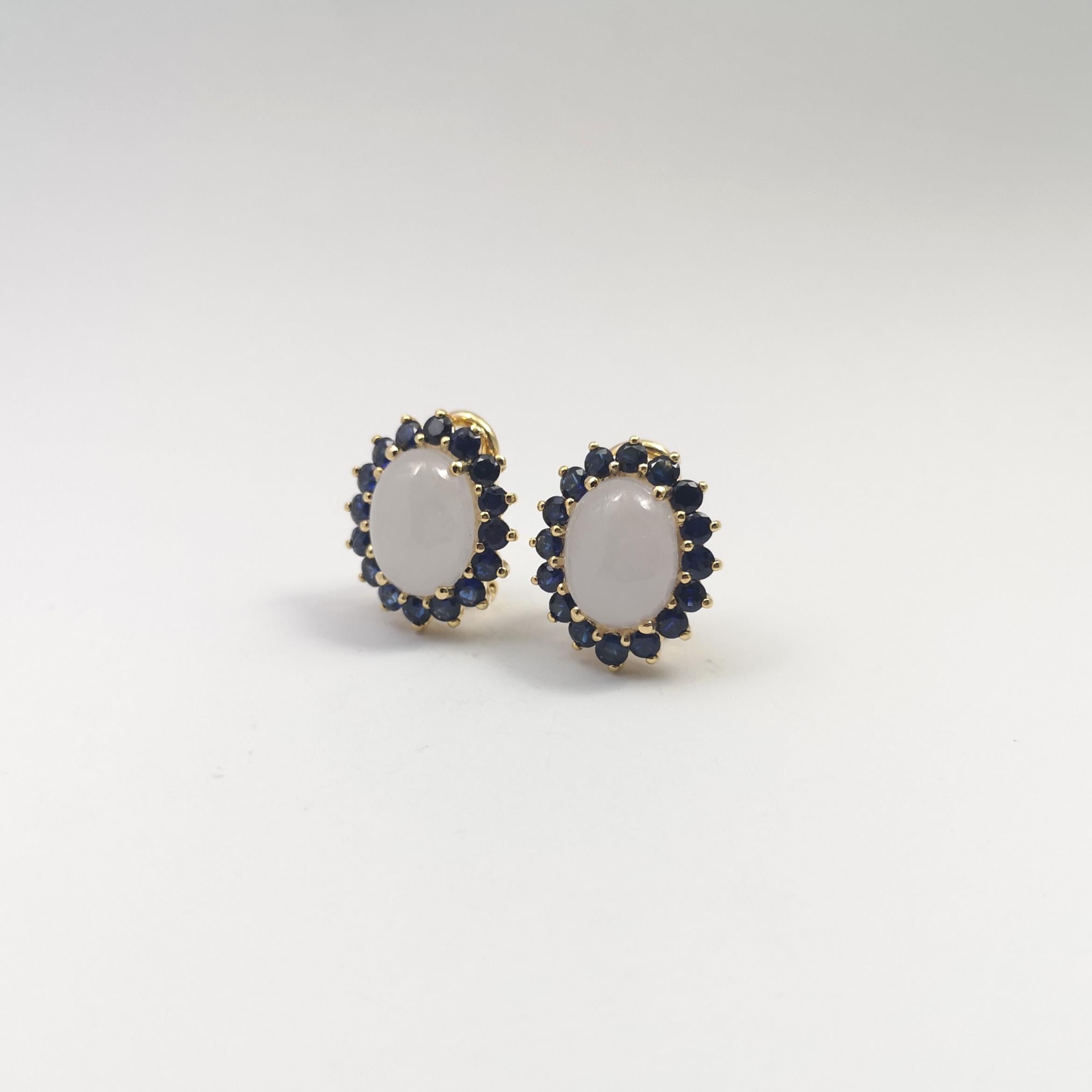 Orecchini di giada con zaffiro blu con montatura in oro 14K In condizioni Nuovo in vendita a Bangkok, TH