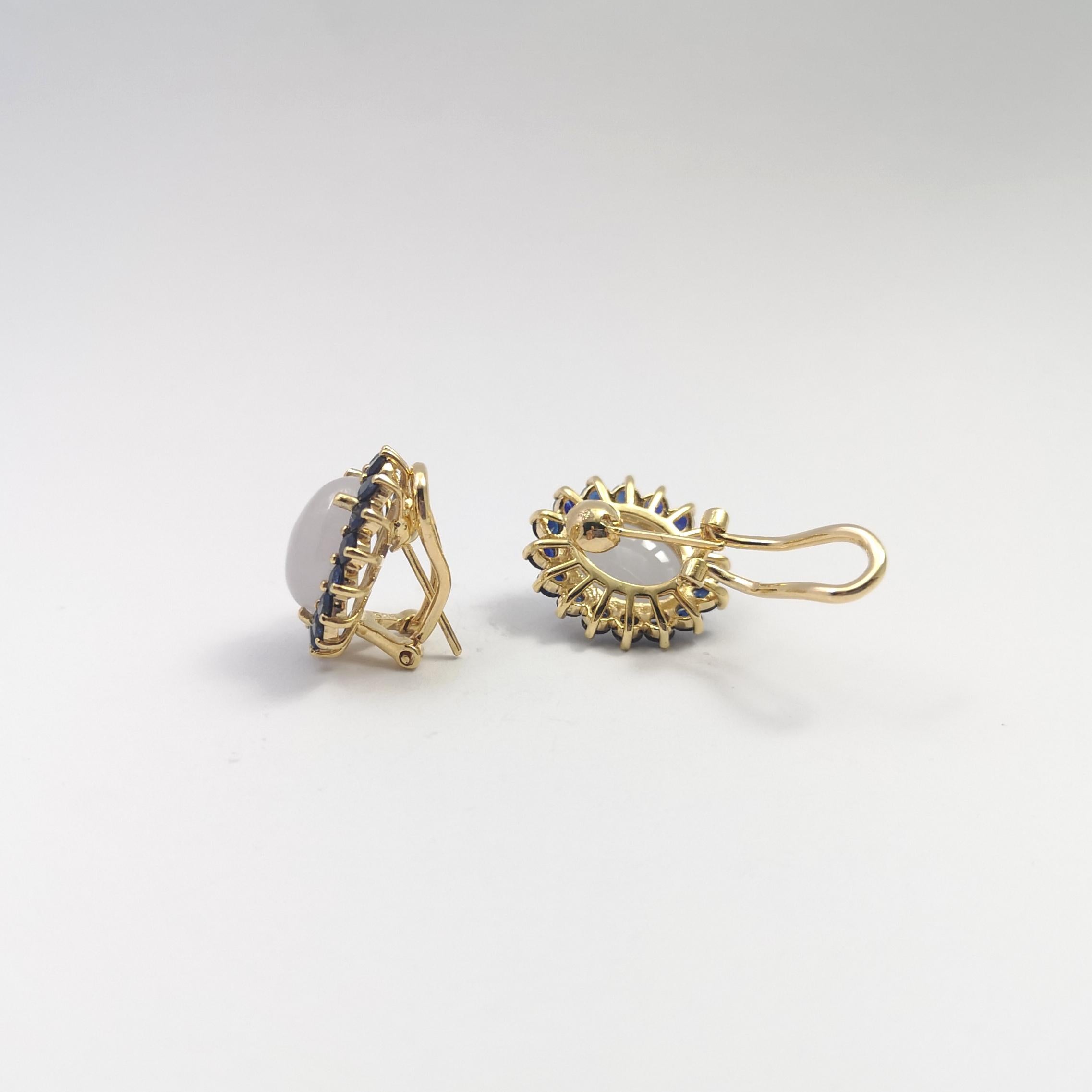 Orecchini di giada con zaffiro blu con montatura in oro 14K in vendita 1