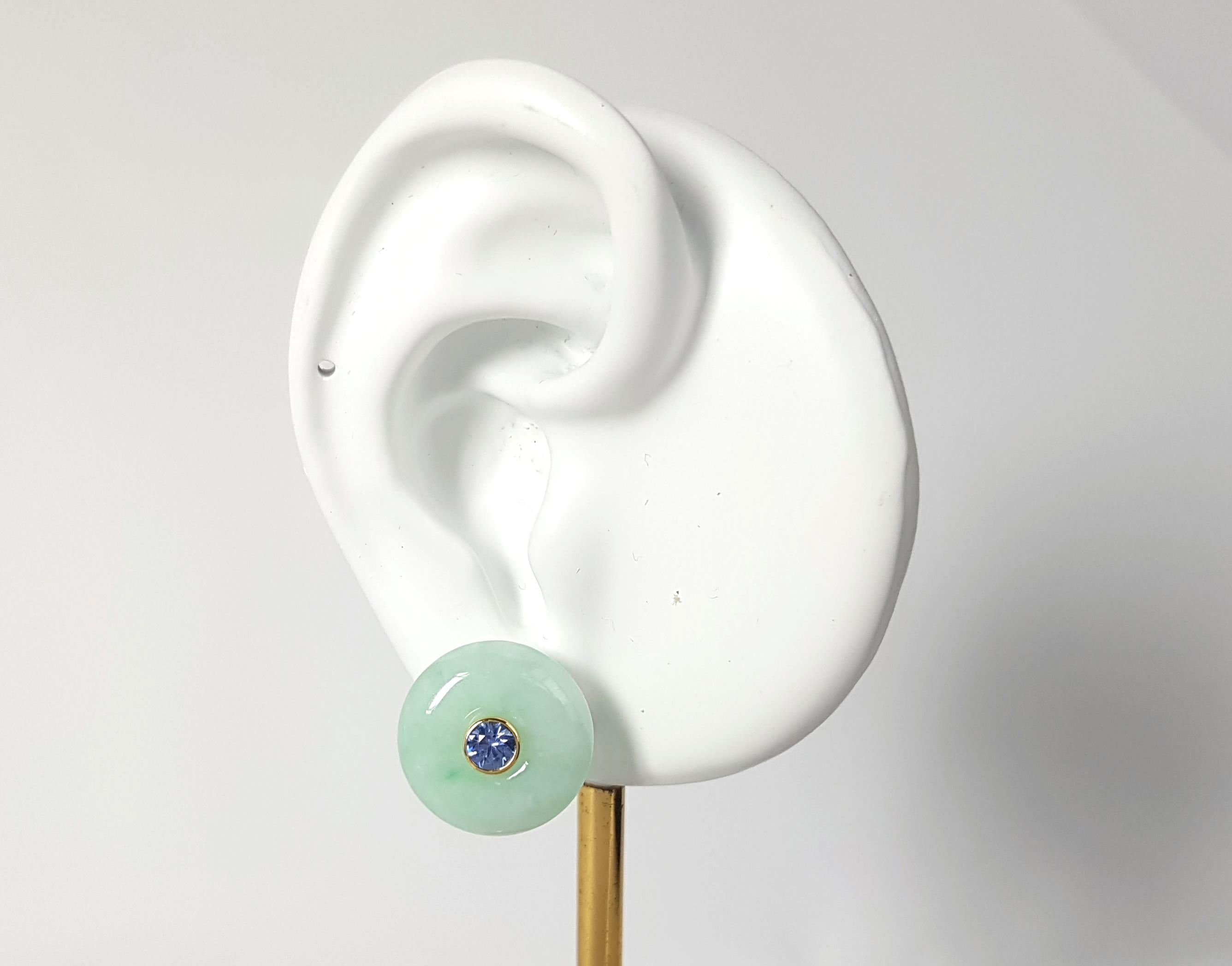Pendientes de Jade con Zafiro Azul de 0,69 quilates engastados en Oro de 18 quilates

Anchura: 1.7 cm 
Longitud: 1.7 cm
Peso total: 8,47 gramos

