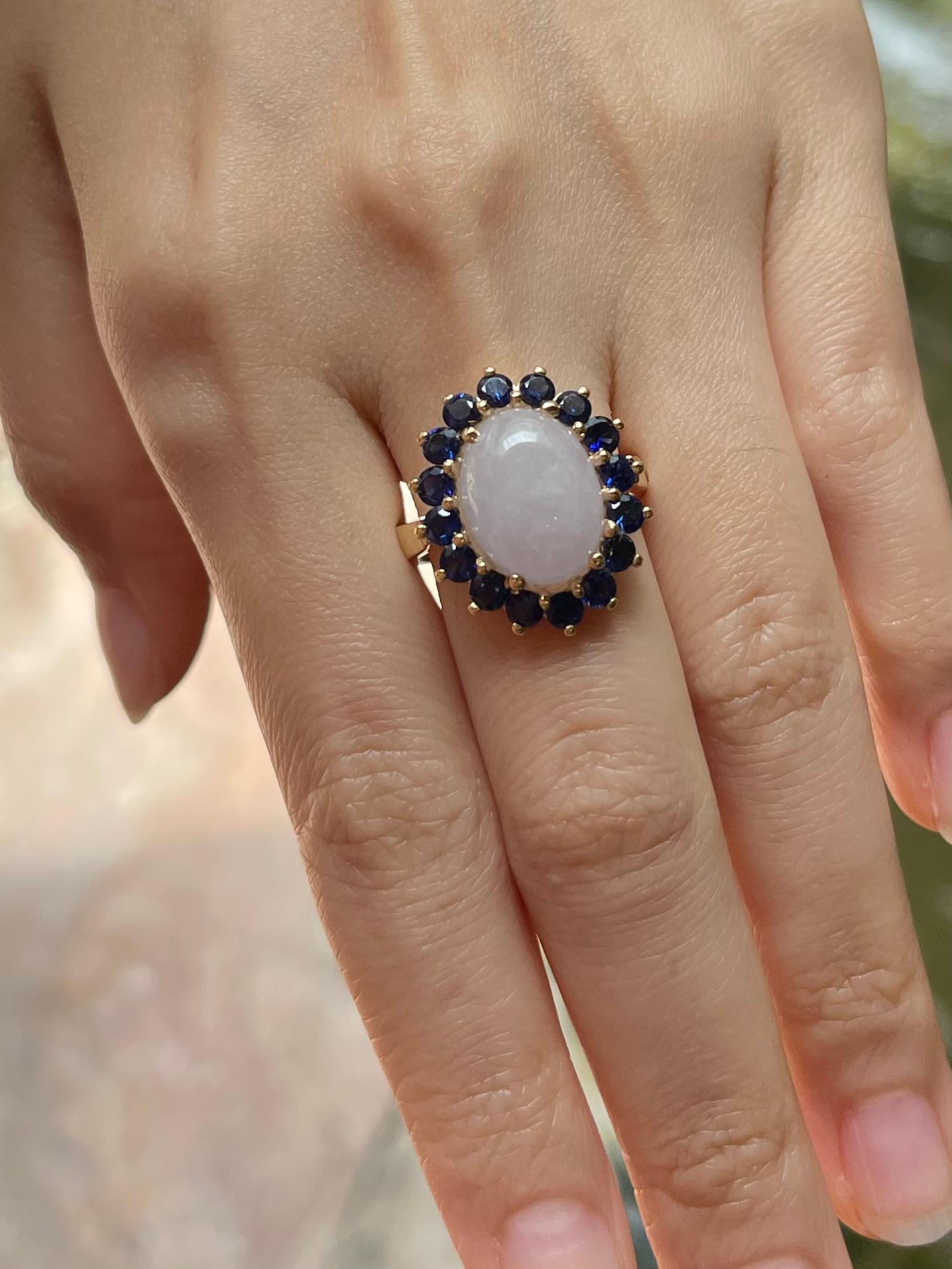Jade mit blauem Saphir Ring in 14K Goldfassungen gefasst (Rundschliff) im Angebot