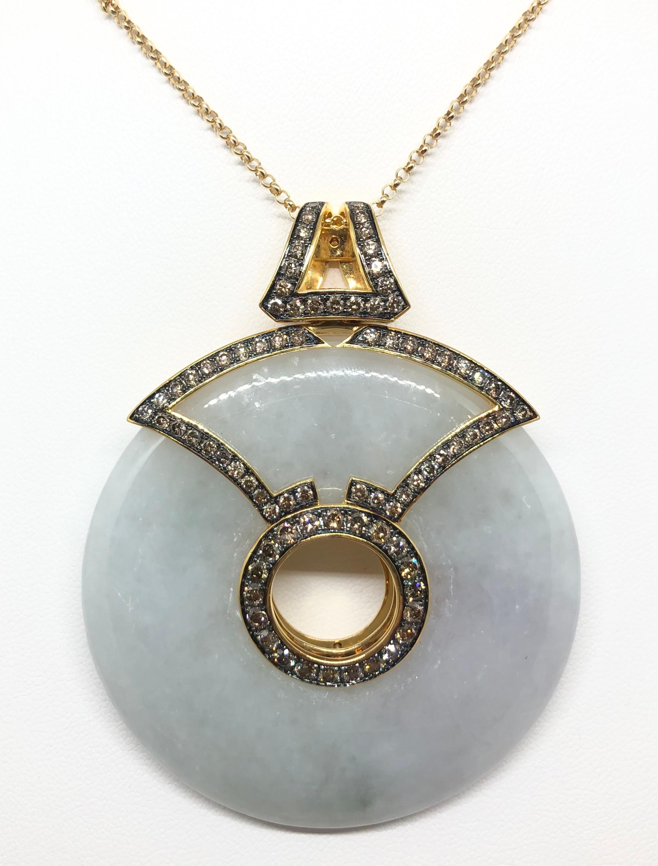 Ciondolo di giada con diamante marrone da 2,63 carati con montatura in oro 18 carati
(catena non inclusa)

Larghezza: 5.5 cm 
Lunghezza: 7.1 cm
Peso totale: 58,01 grammi

