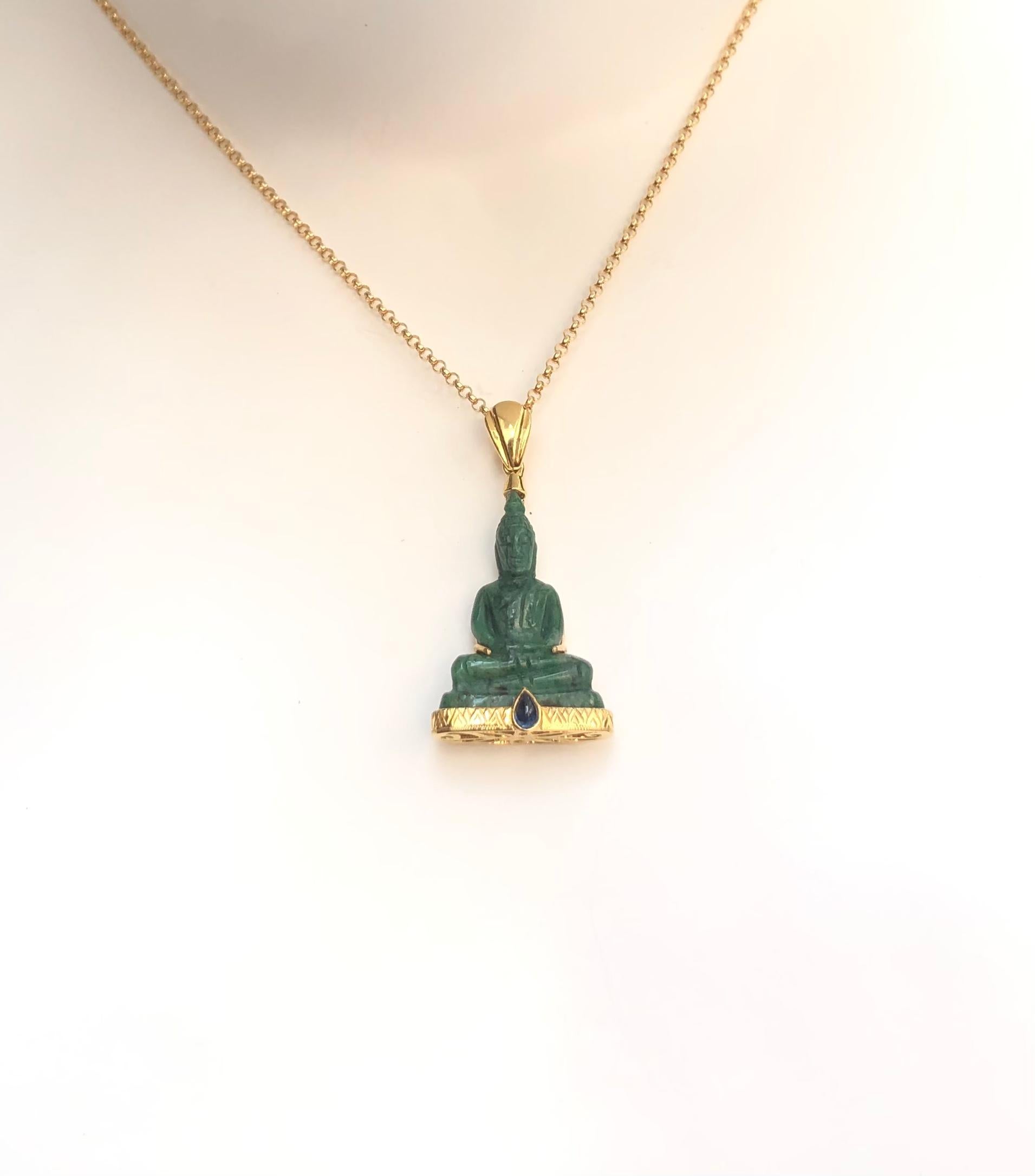 Jade mit Cabochon blauem Saphir 0,22 Karat Anhänger in 18 Karat Goldfassung
(Kette nicht enthalten)

Breite:  2.0 cm 
Länge: 3,8 cm
Gesamtgewicht: 7,06 Gramm

