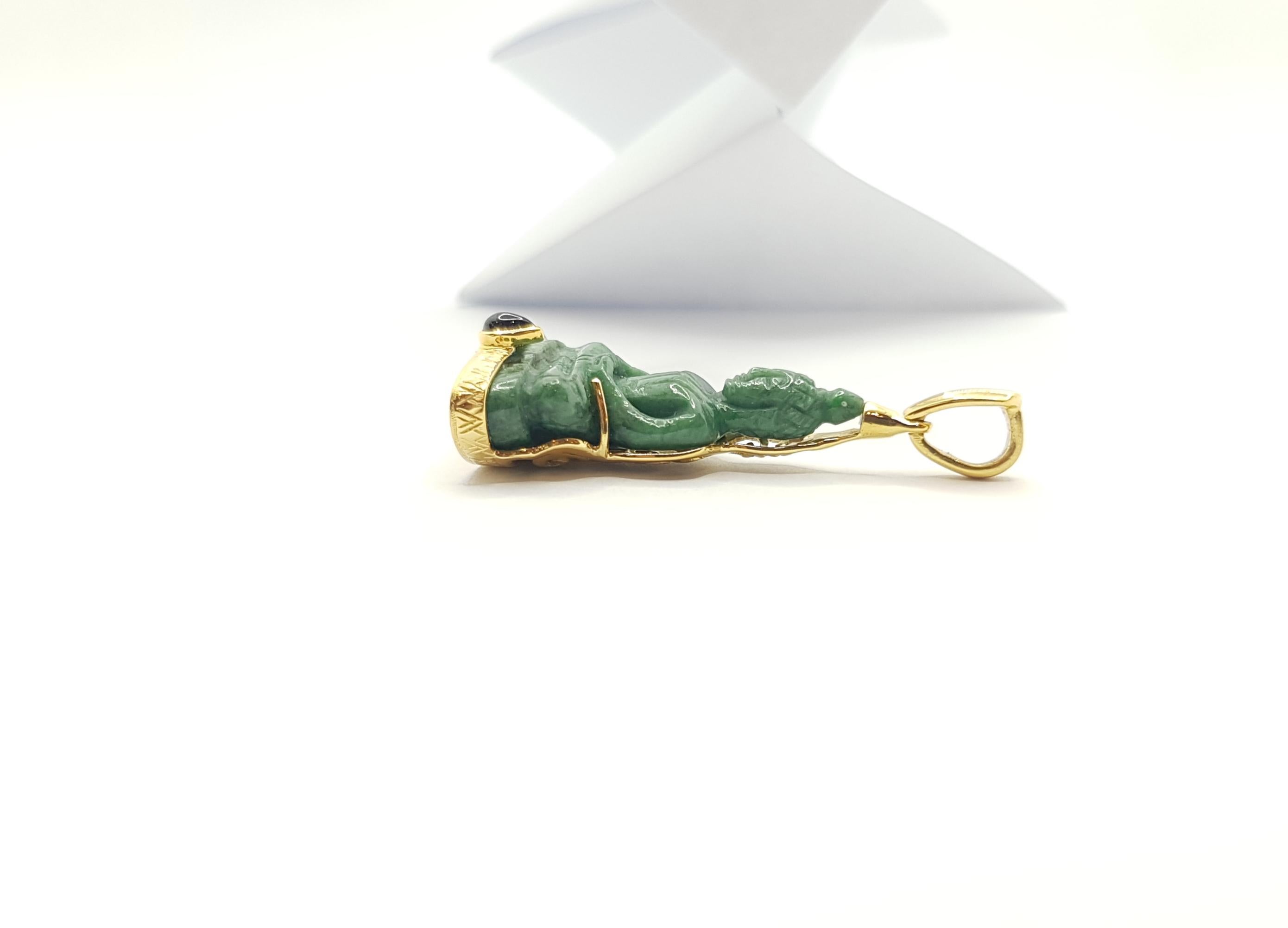 Buddha-Anhänger aus Jade mit blauem Saphir im Cabochon-Schliff in 18 Karat Goldfassung (Gemischter Schliff)