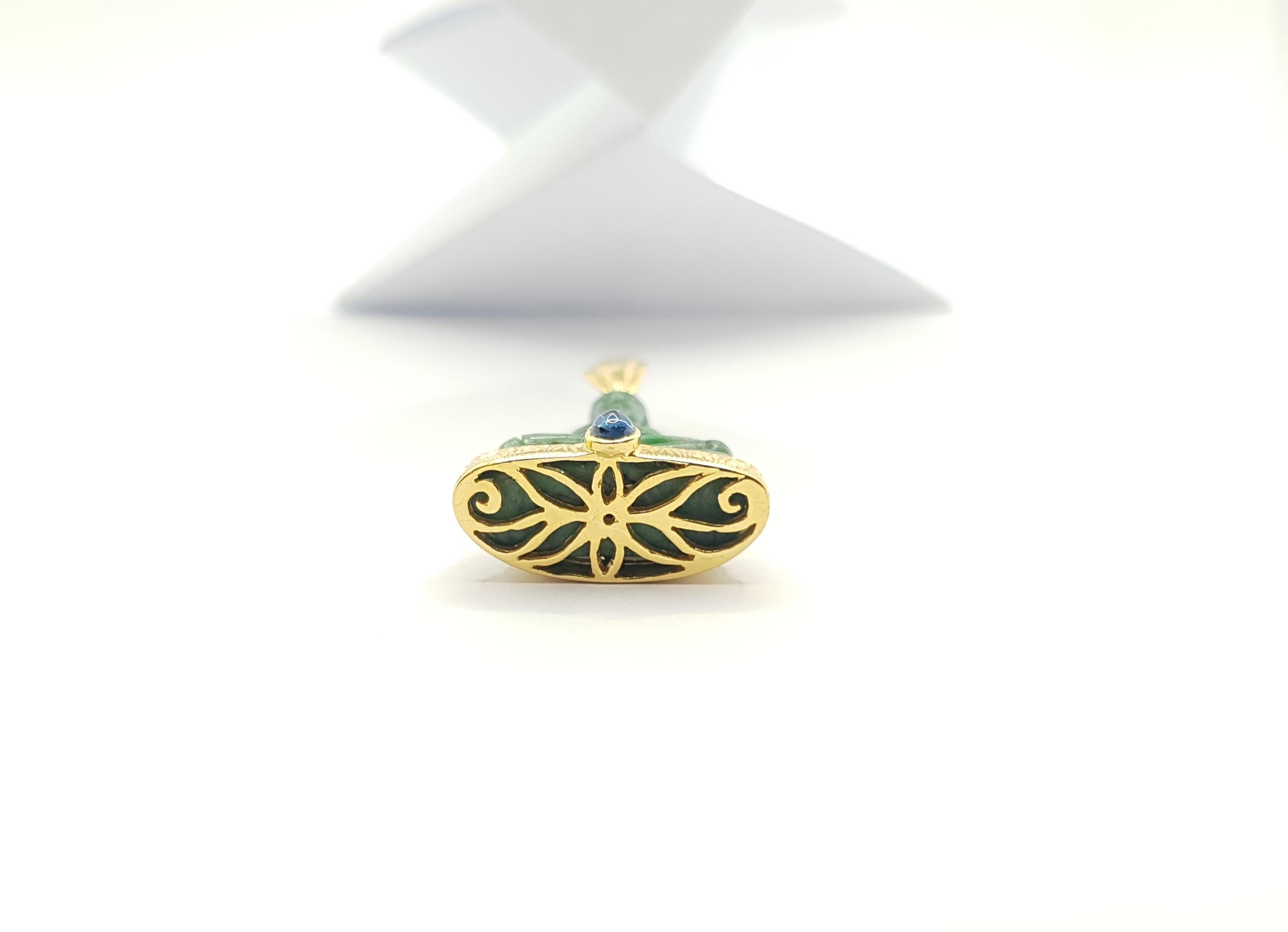 Buddha-Anhänger aus Jade mit blauem Saphir im Cabochon-Schliff in 18 Karat Goldfassung im Zustand „Neu“ in Bangkok, TH
