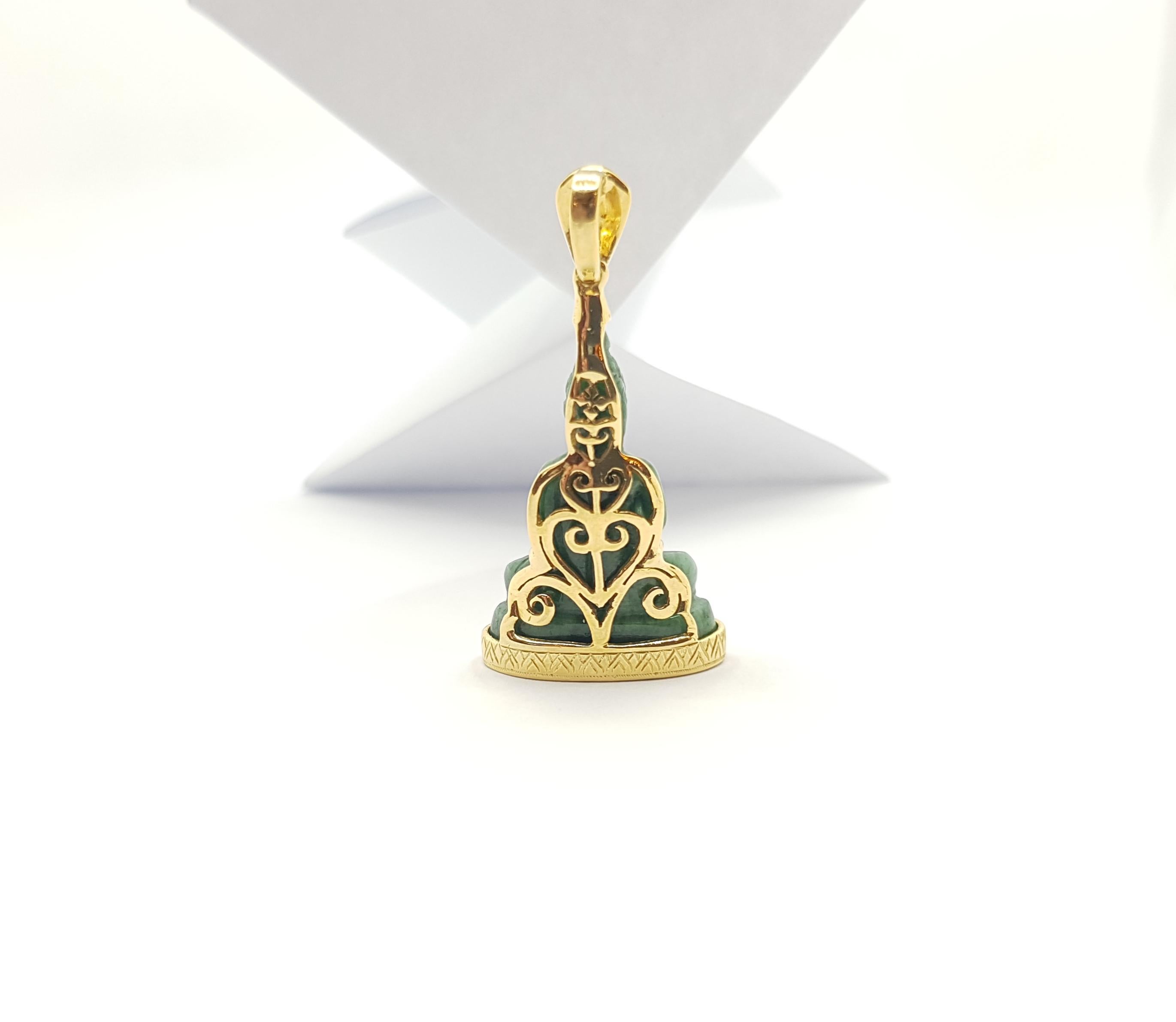 Buddha-Anhänger aus Jade mit blauem Saphir im Cabochon-Schliff in 18 Karat Goldfassung 1