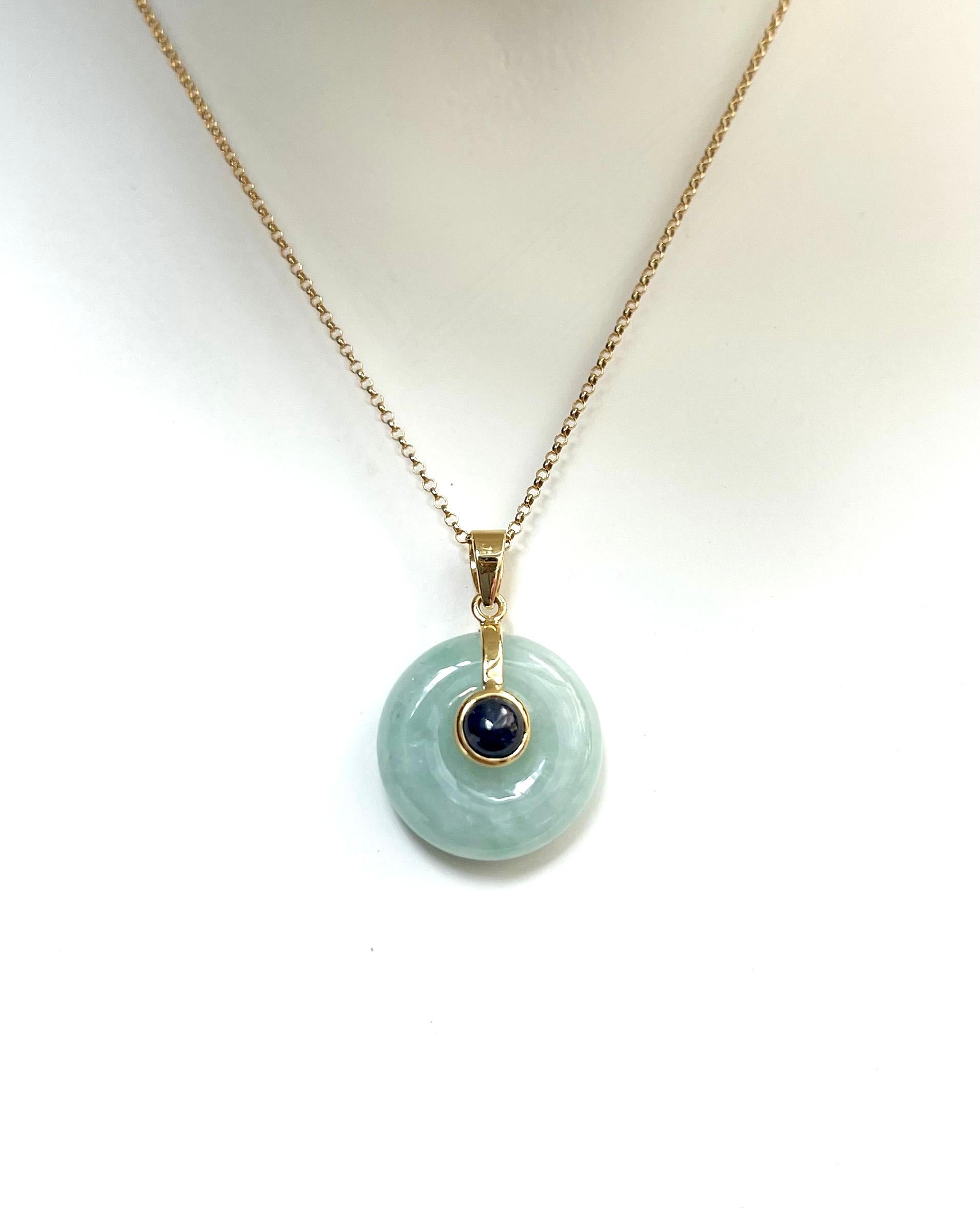 Jade avec saphir bleu cabochon 0,76 carat Pendentif en or 18 carats
(chaîne non incluse)

Largeur : 1.8 cm 
Longueur : 2.5 cm
Poids total : 4.69 grammes

