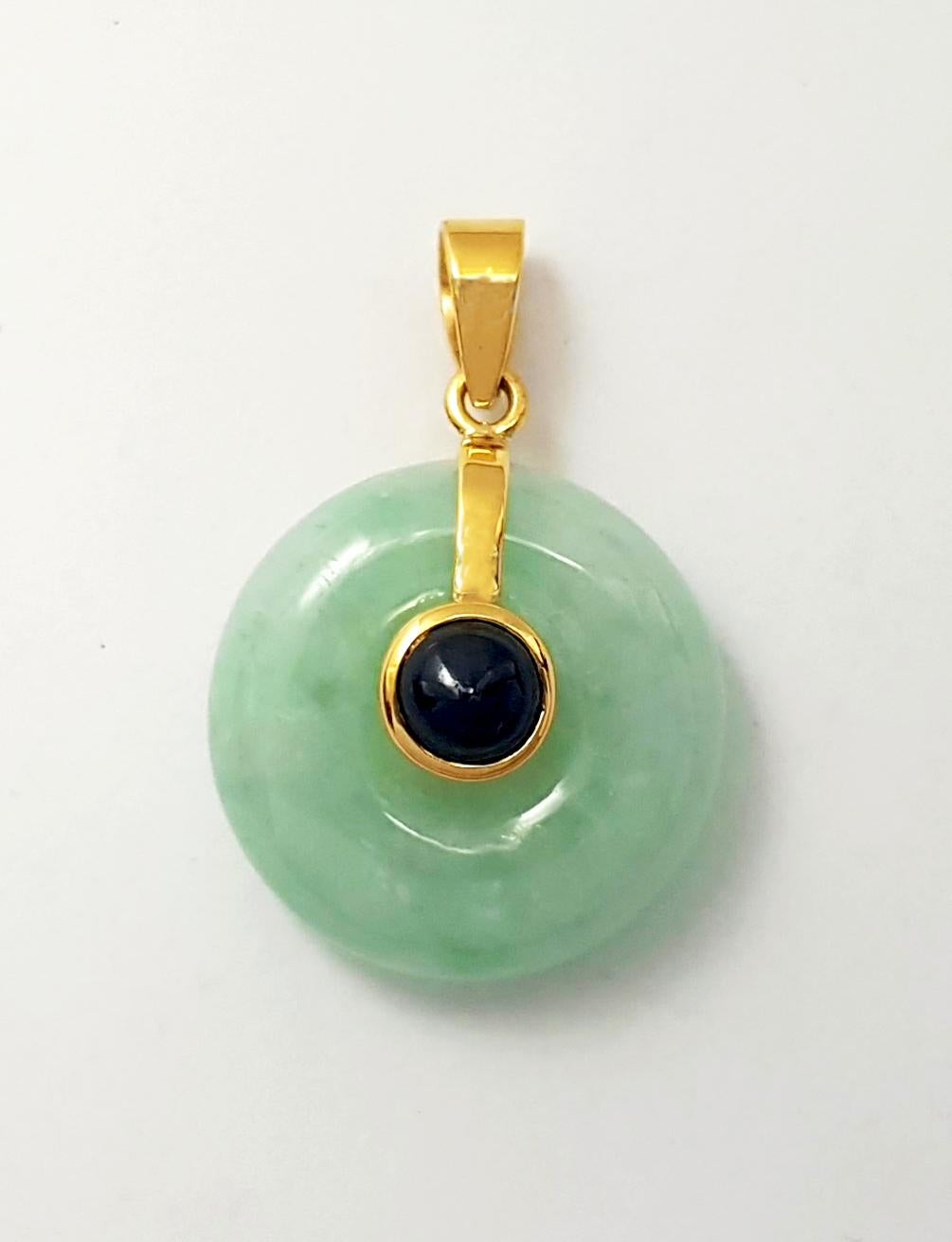 Contemporain Pendentif en jade avec saphir bleu cabochon serti dans des montures en or 18 carats en vente