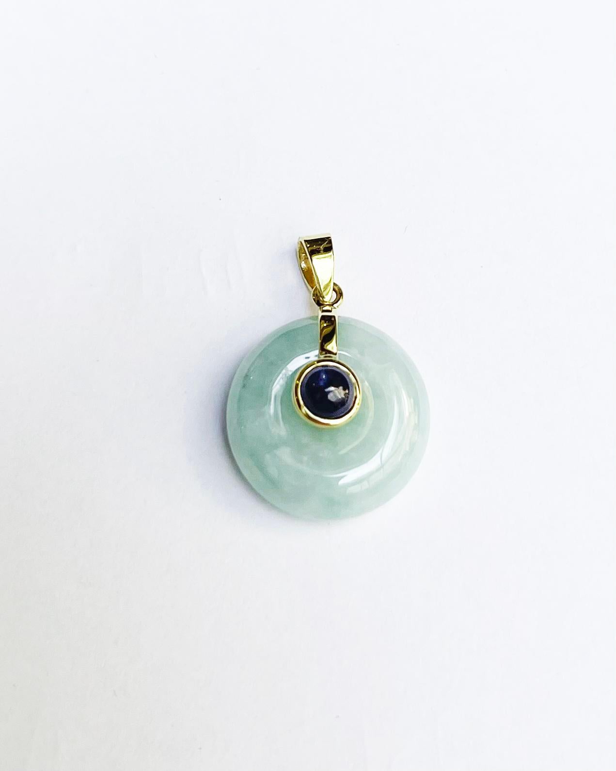 Taille cabochon Pendentif en jade avec saphir bleu cabochon serti dans des montures en or 18 carats en vente