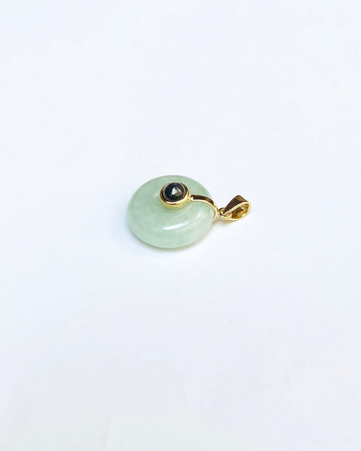 Pendentif en jade avec saphir bleu cabochon serti dans des montures en or 18 carats Neuf - En vente à Bangkok, TH