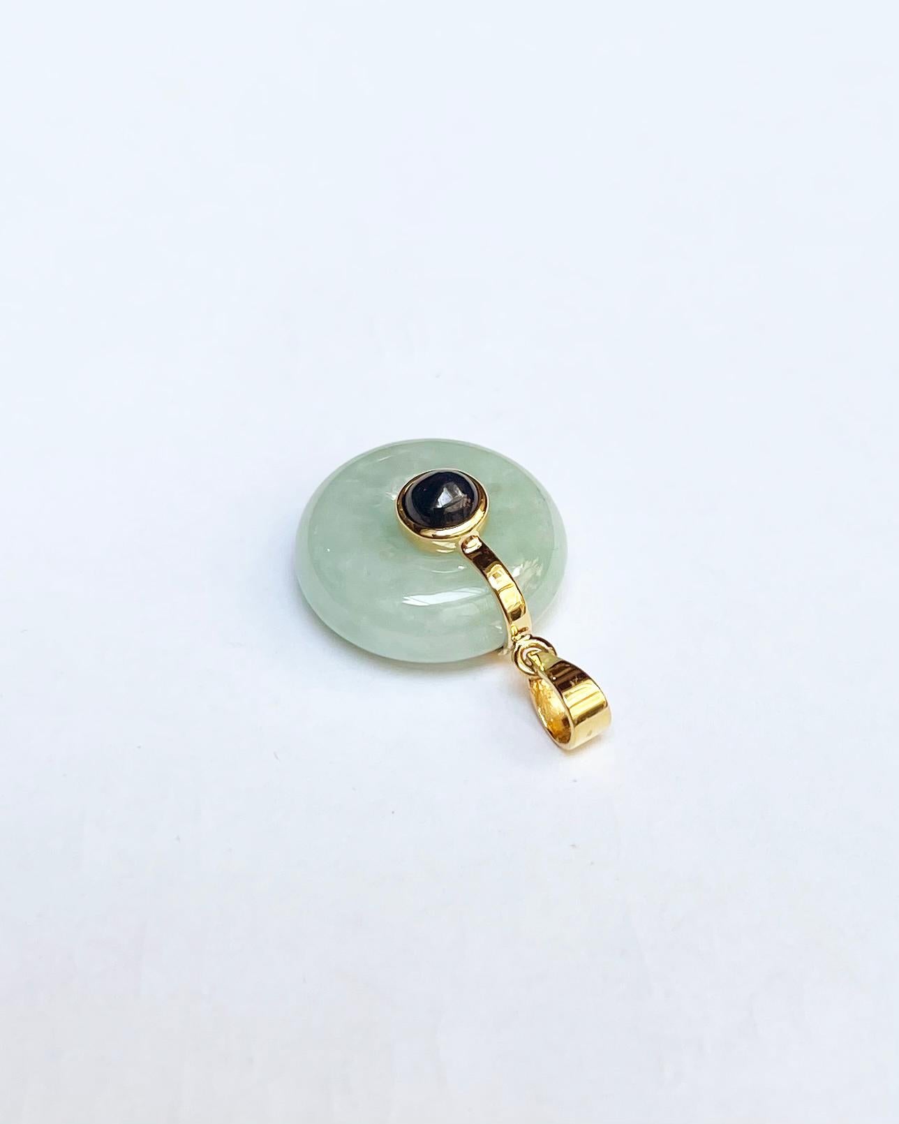 Pendentif en jade avec saphir bleu cabochon serti dans des montures en or 18 carats Unisexe en vente