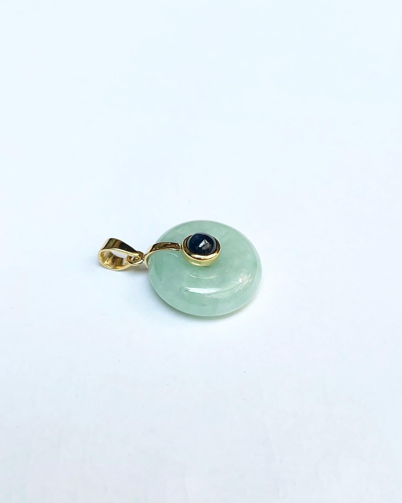 Pendentif en jade avec saphir bleu cabochon serti dans des montures en or 18 carats en vente 1