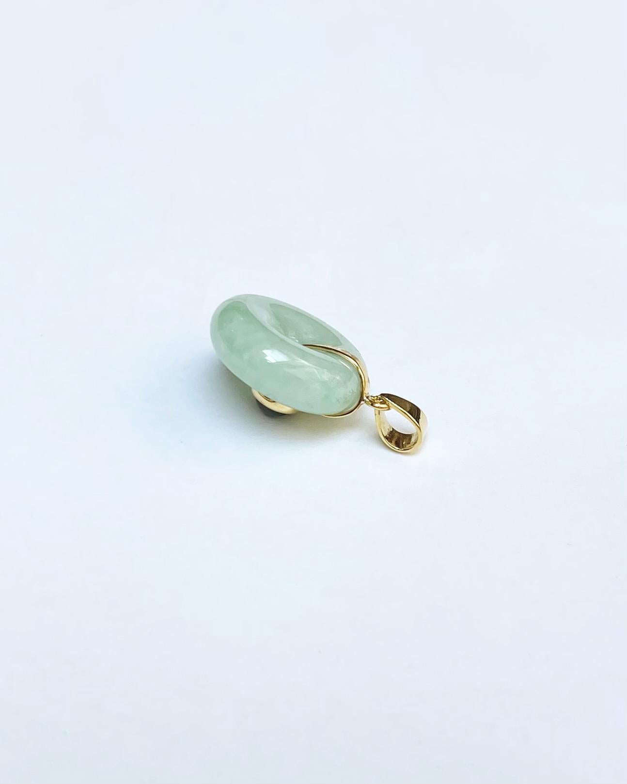 Pendentif en jade avec saphir bleu cabochon serti dans des montures en or 18 carats en vente 2