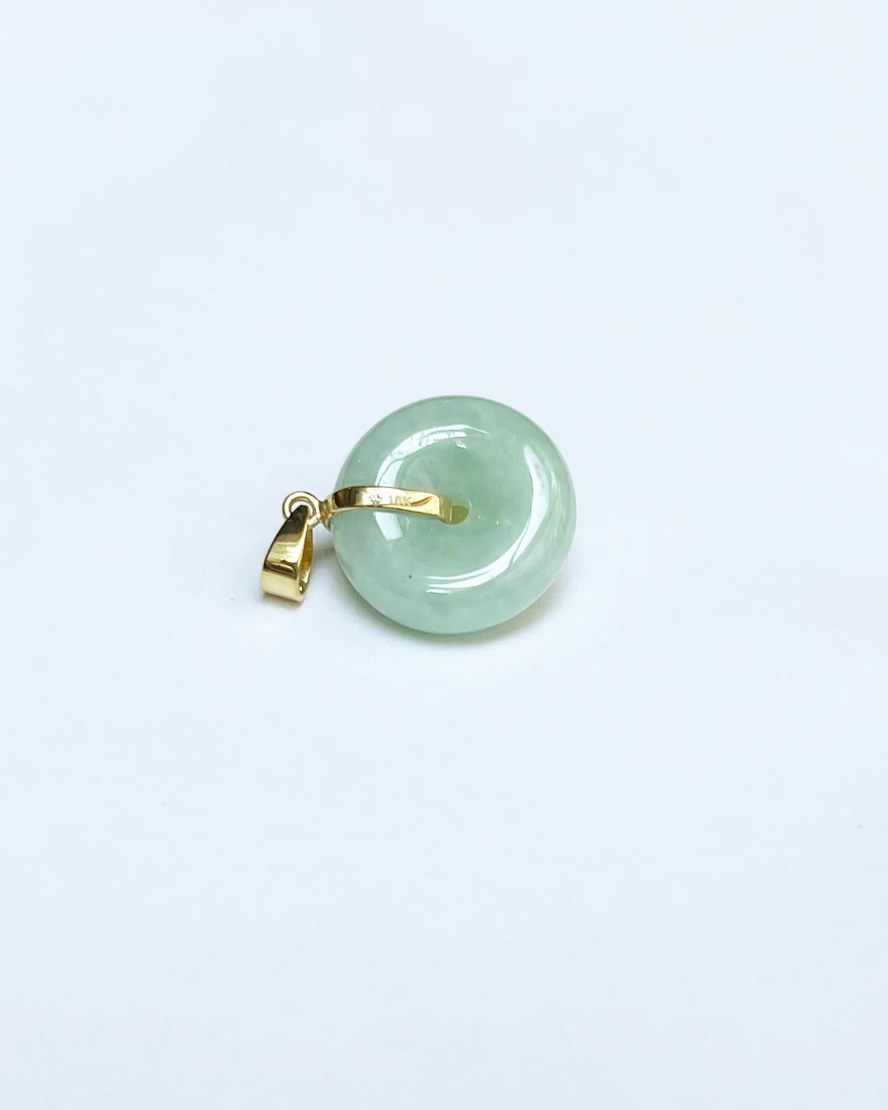 Pendentif en jade avec saphir bleu cabochon serti dans des montures en or 18 carats en vente 3