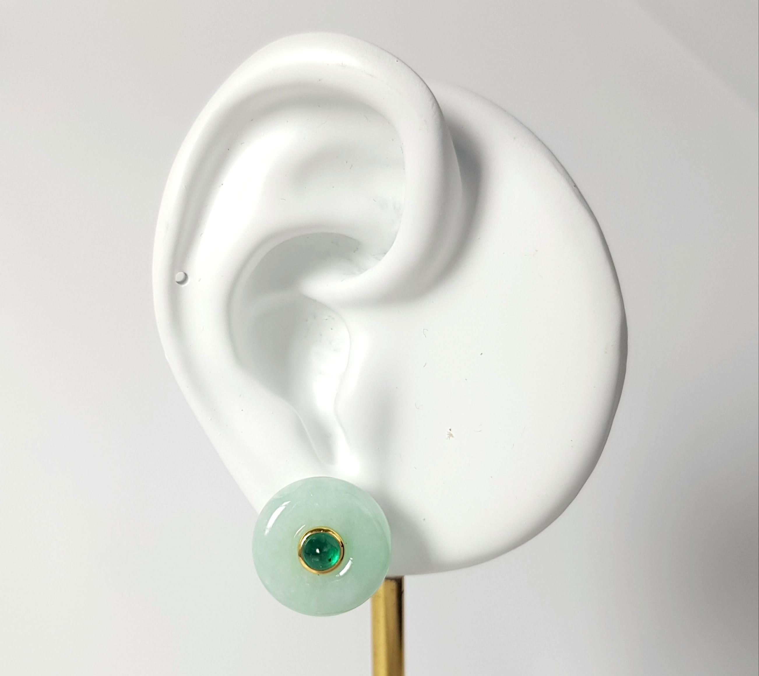 Orecchini di giada con smeraldo cabochon da 0,82 carati con montatura in oro 18K

Larghezza: 1.7 cm 
Lunghezza: 1.7 cm
Peso totale: 9,80 grammi

