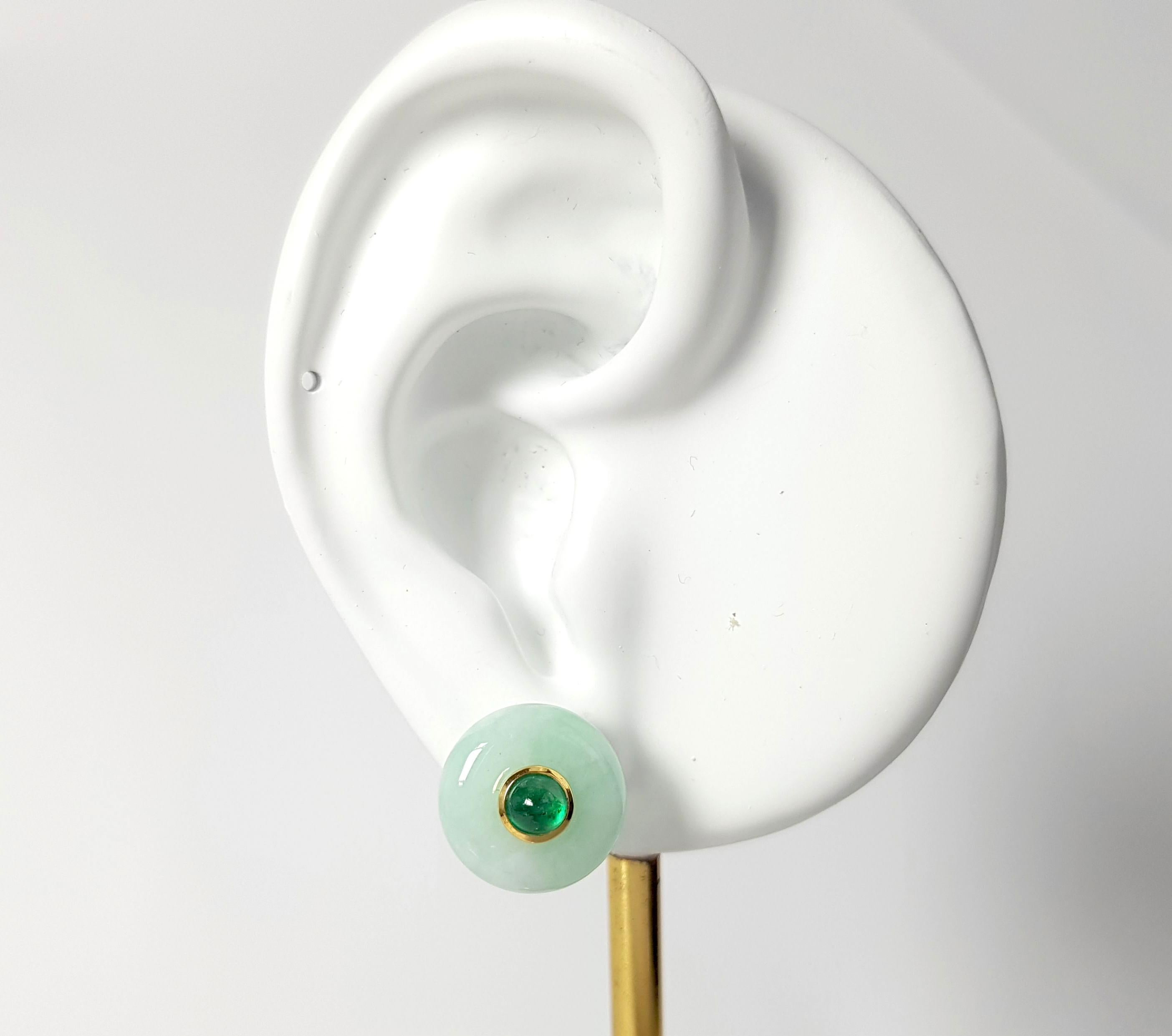 Orecchini di giada con smeraldo cabochon da 0,86 carati con montatura in oro 18 carati

Larghezza: 1.4 cm 
Lunghezza: 1,4 cm
Peso totale: 7.19 grammi

