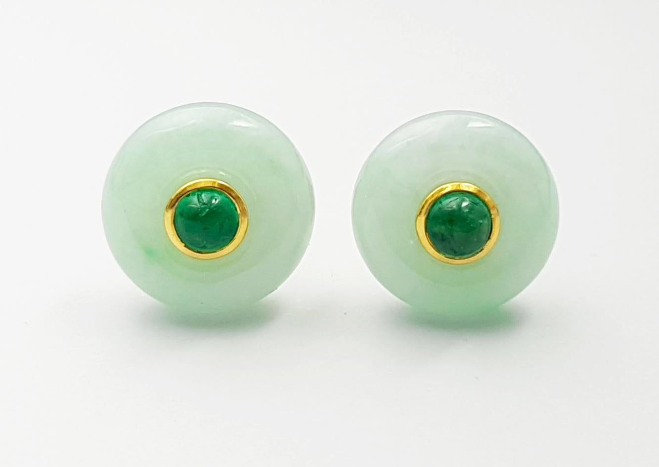 Contemporaneo Orecchini di giada con smeraldo cabochon incastonati in oro 18K in vendita