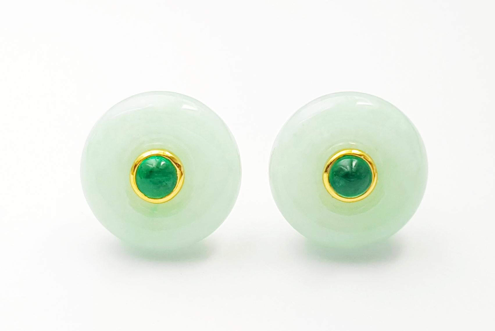Contemporaneo Orecchini di giada con smeraldo cabochon incastonati in oro 18K in vendita