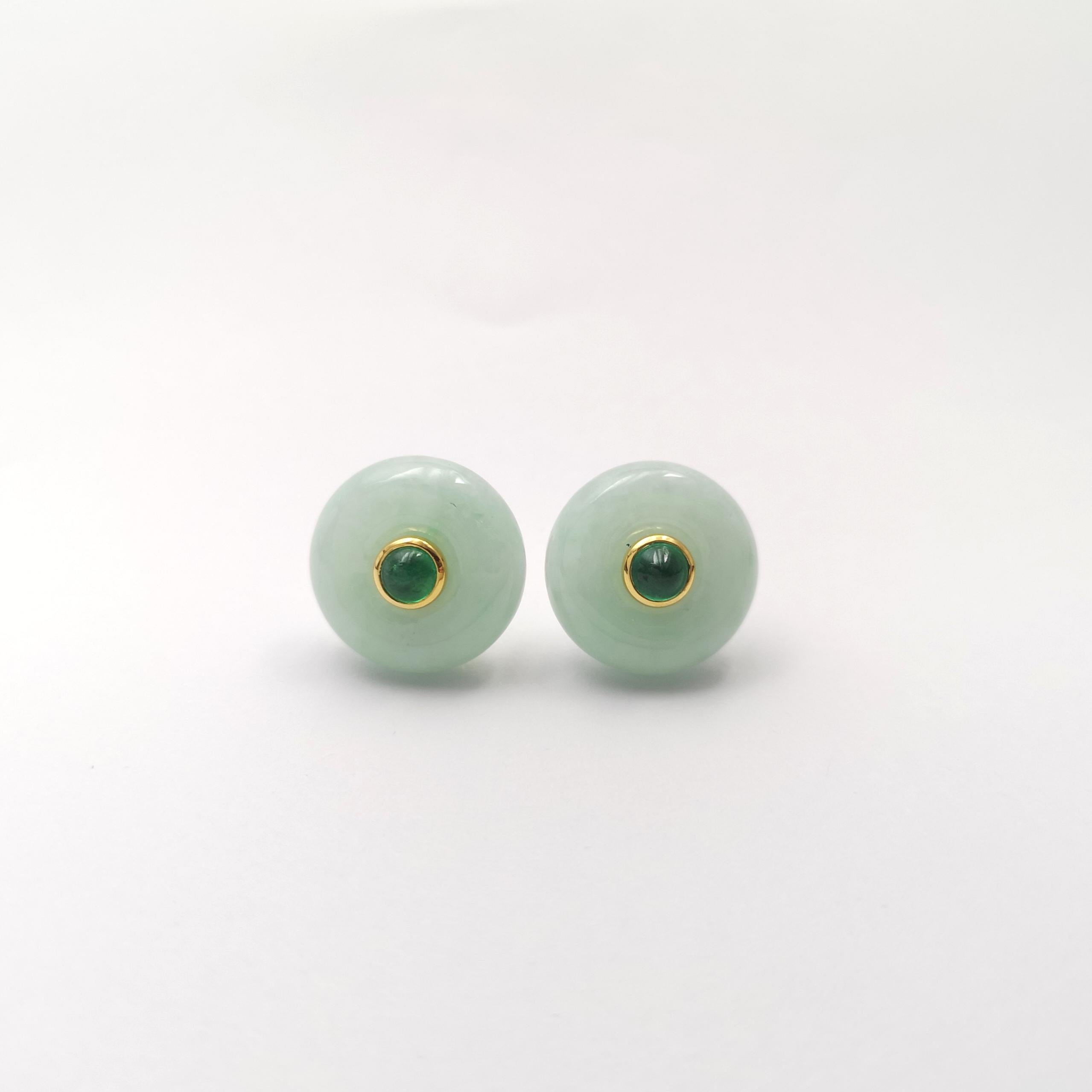 Cabochon Orecchini di giada con smeraldo cabochon incastonati in oro 18K in vendita