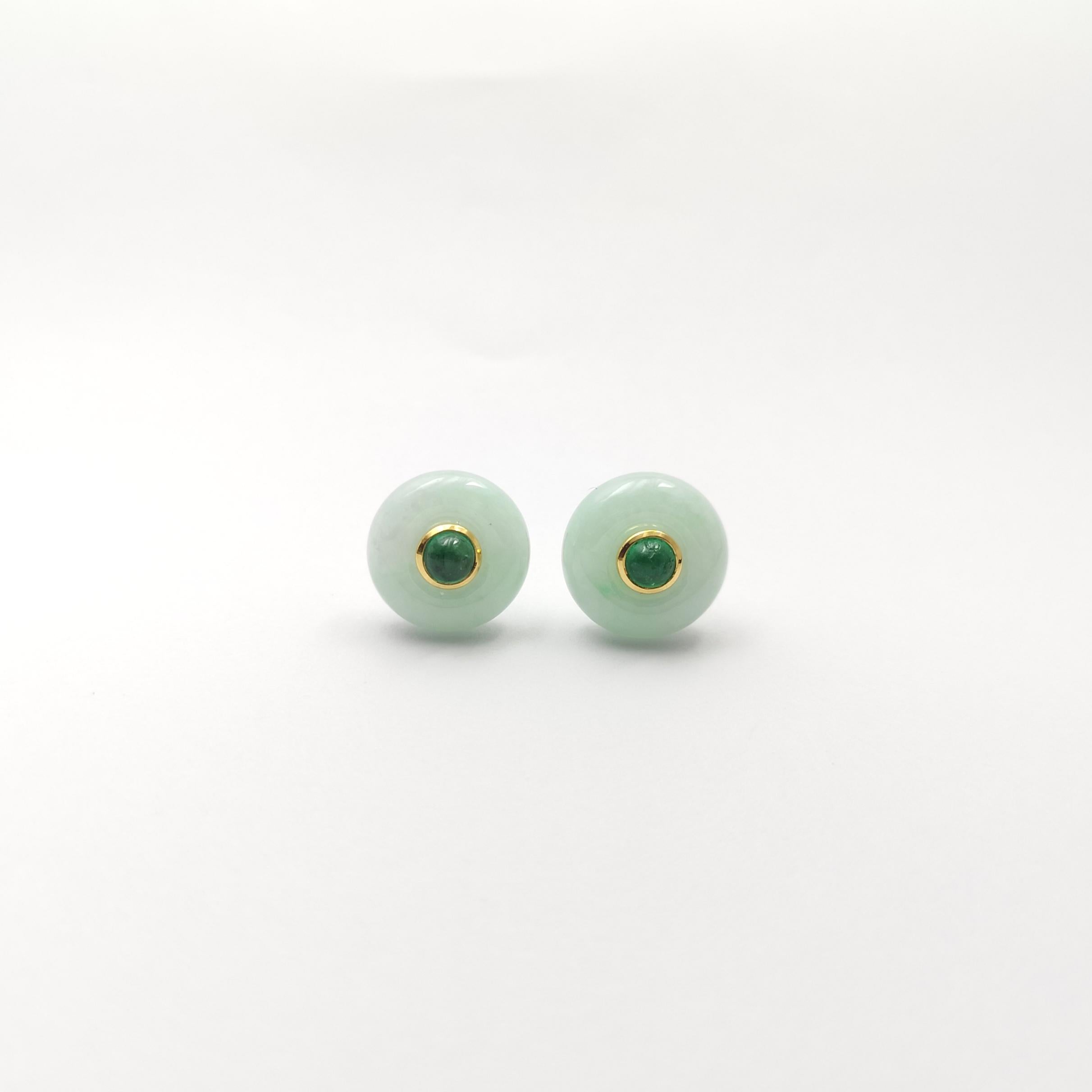 Cabochon Orecchini di giada con smeraldo cabochon incastonati in oro 18K in vendita