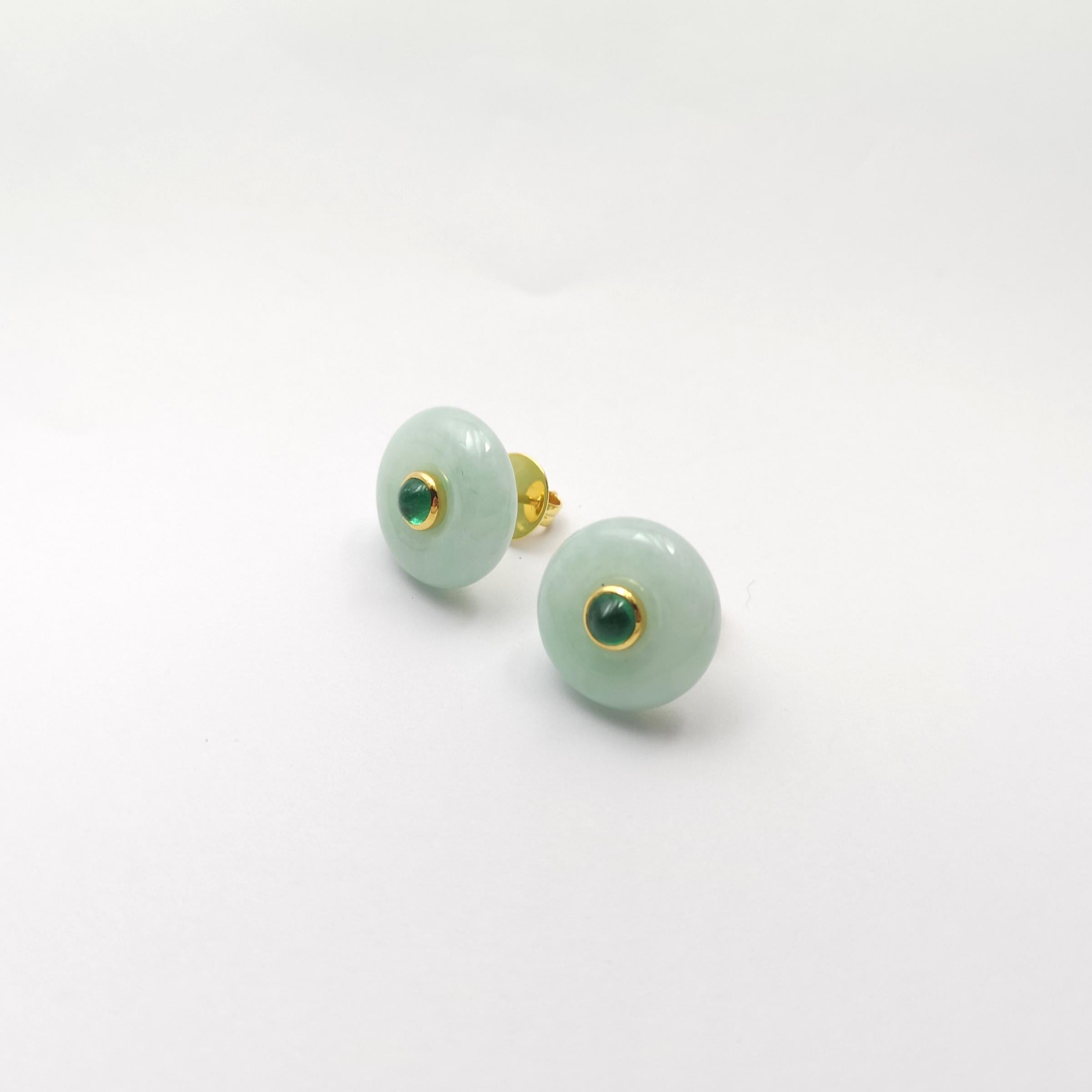 Orecchini di giada con smeraldo cabochon incastonati in oro 18K In condizioni Nuovo in vendita a Bangkok, TH
