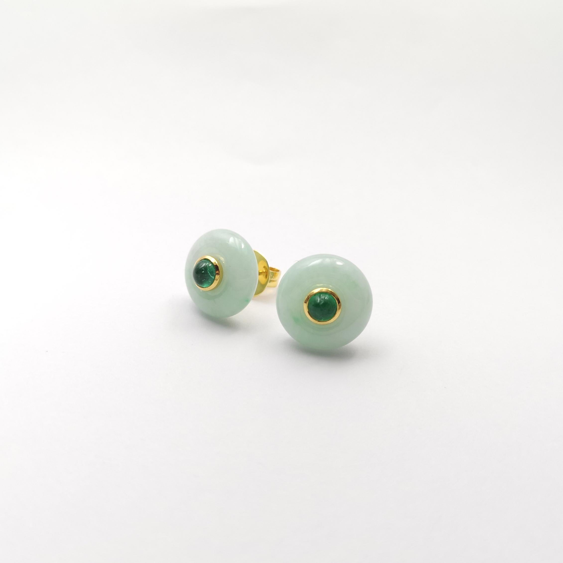 Orecchini di giada con smeraldo cabochon incastonati in oro 18K In condizioni Nuovo in vendita a Bangkok, TH