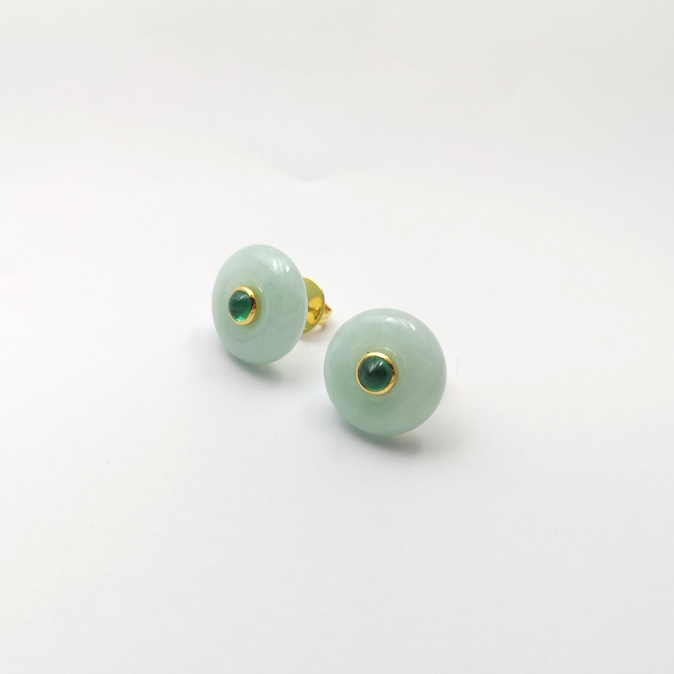 Donna Orecchini di giada con smeraldo cabochon incastonati in oro 18K in vendita