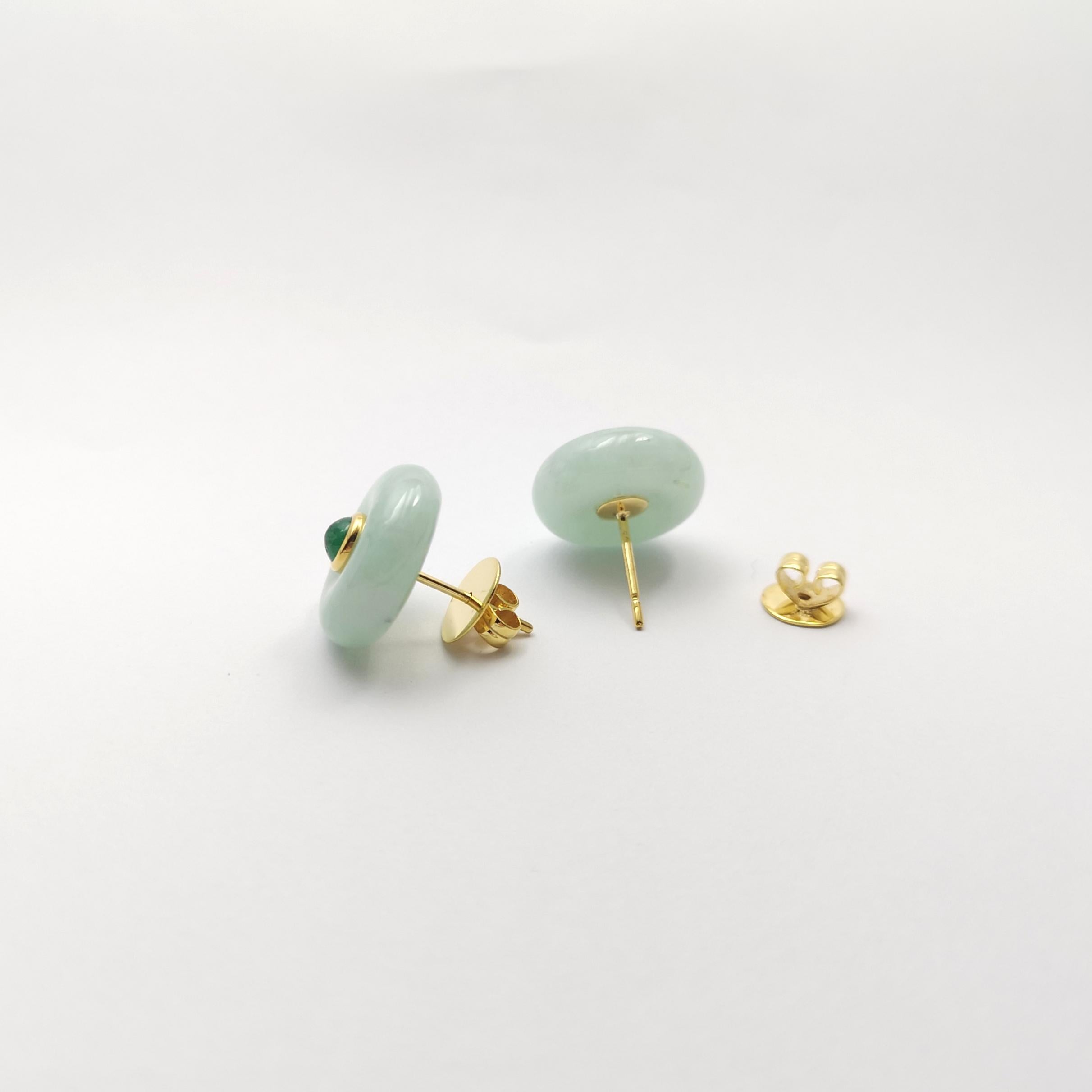 Orecchini di giada con smeraldo cabochon incastonati in oro 18K in vendita 1