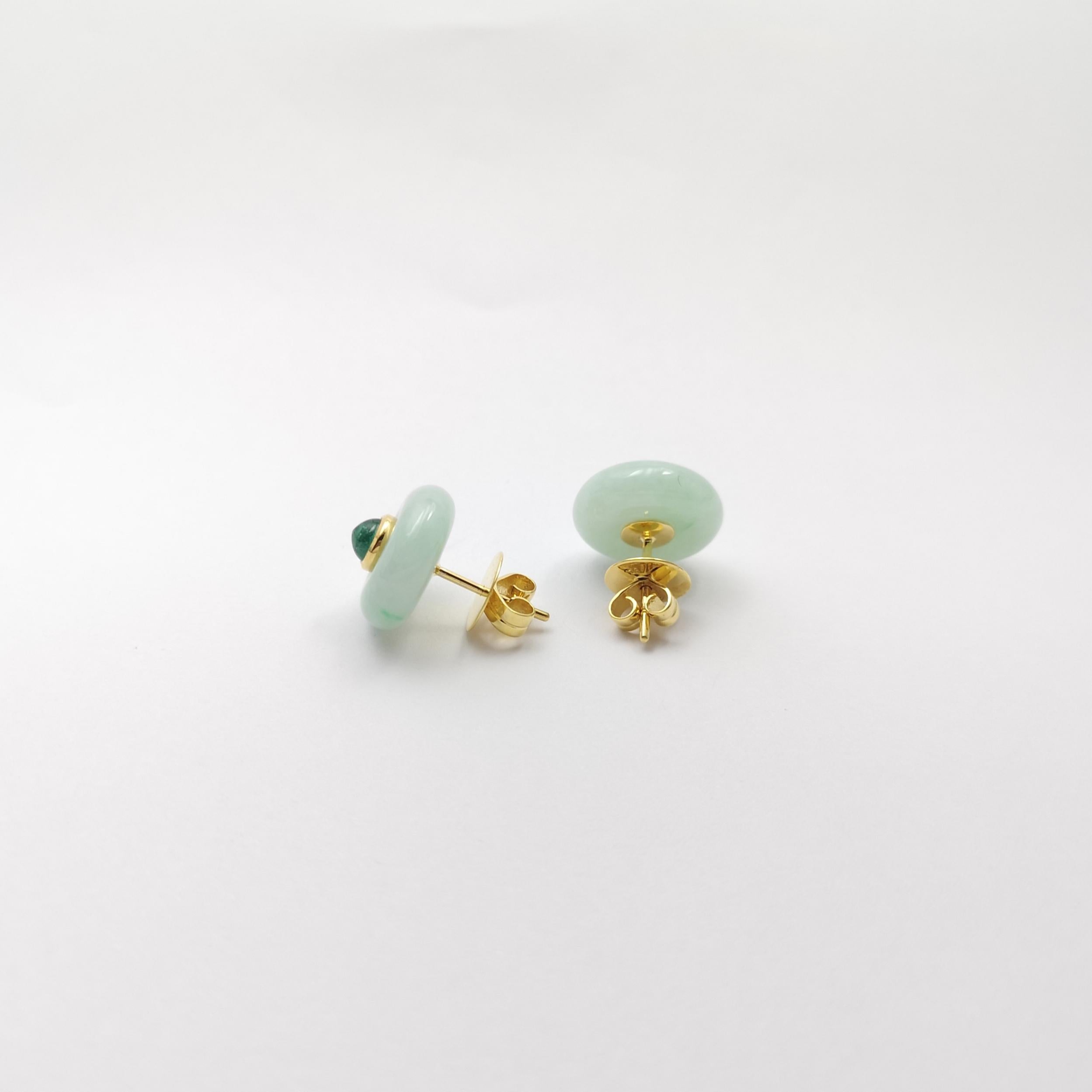 Orecchini di giada con smeraldo cabochon incastonati in oro 18K in vendita 1