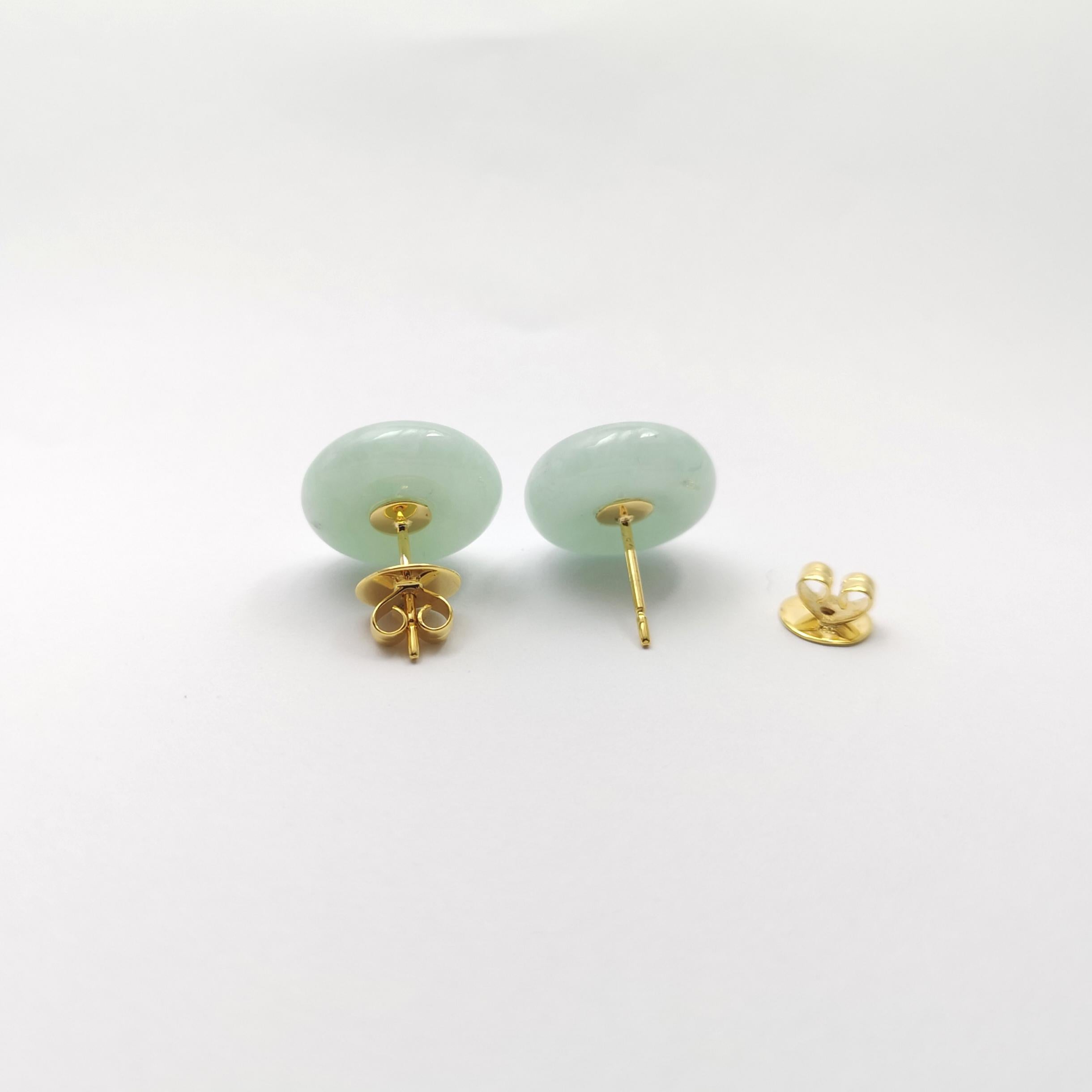 Orecchini di giada con smeraldo cabochon incastonati in oro 18K in vendita 2