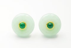 Ohrringe aus Jade mit Cabochon-Smaragd in 18K Goldfassung