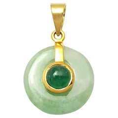 Colgante de Jade con Cabujón de Esmeralda engastado en Oro de 14K