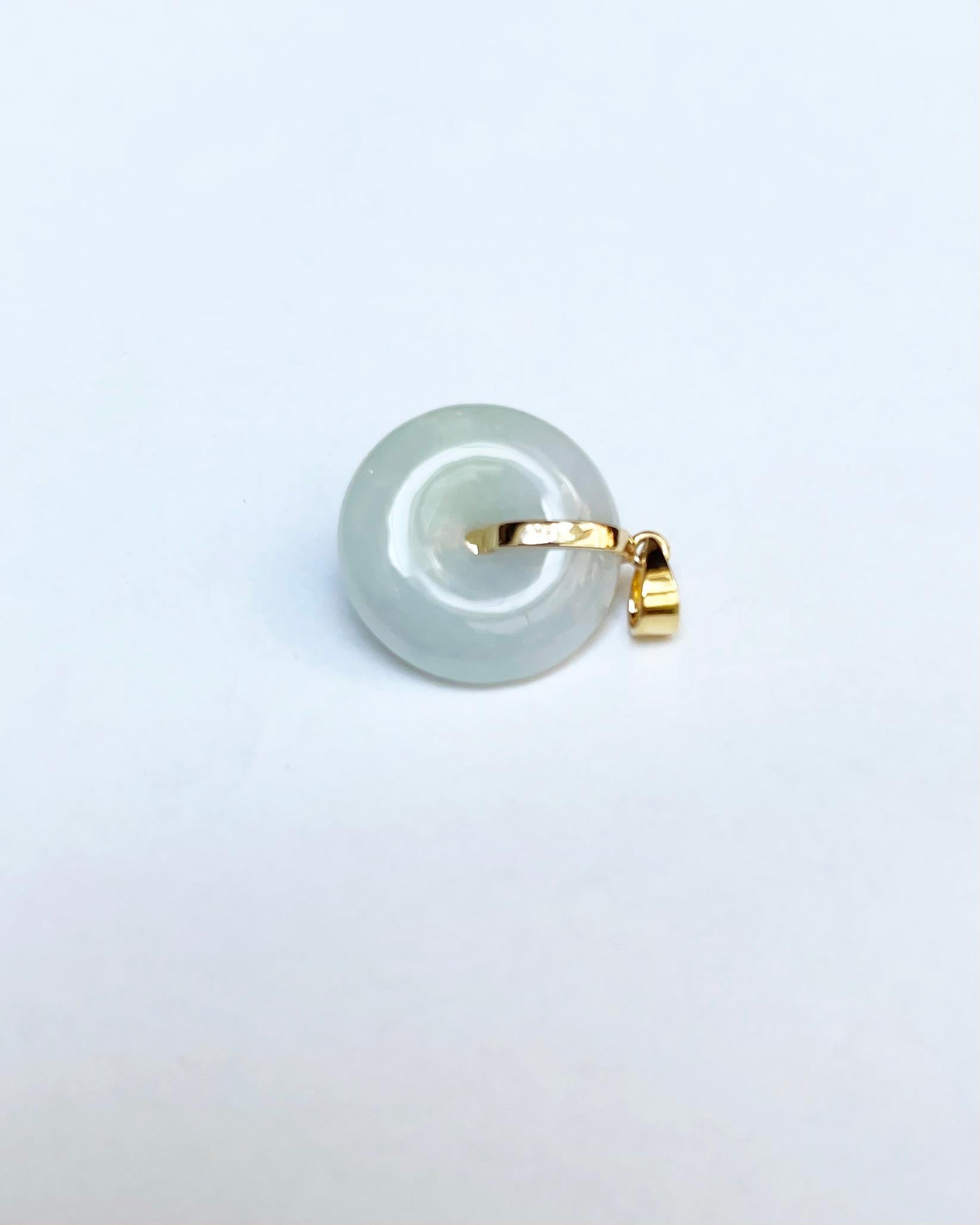 Pendentif en jade avec émeraude cabochon serti dans des montures en or 18 carats en vente 4