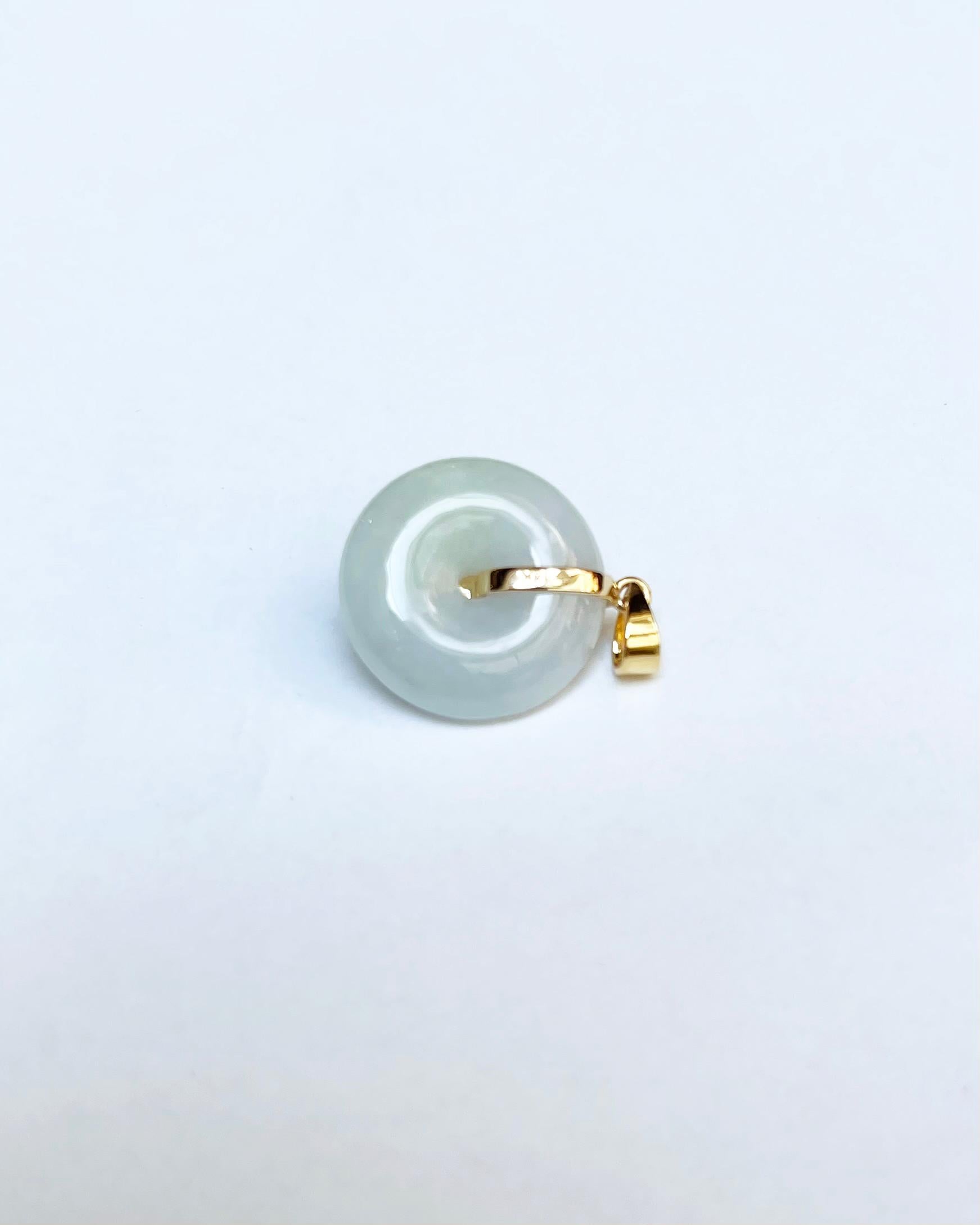 Pendentif en jade avec émeraude cabochon serti dans des montures en or 18 carats en vente 5