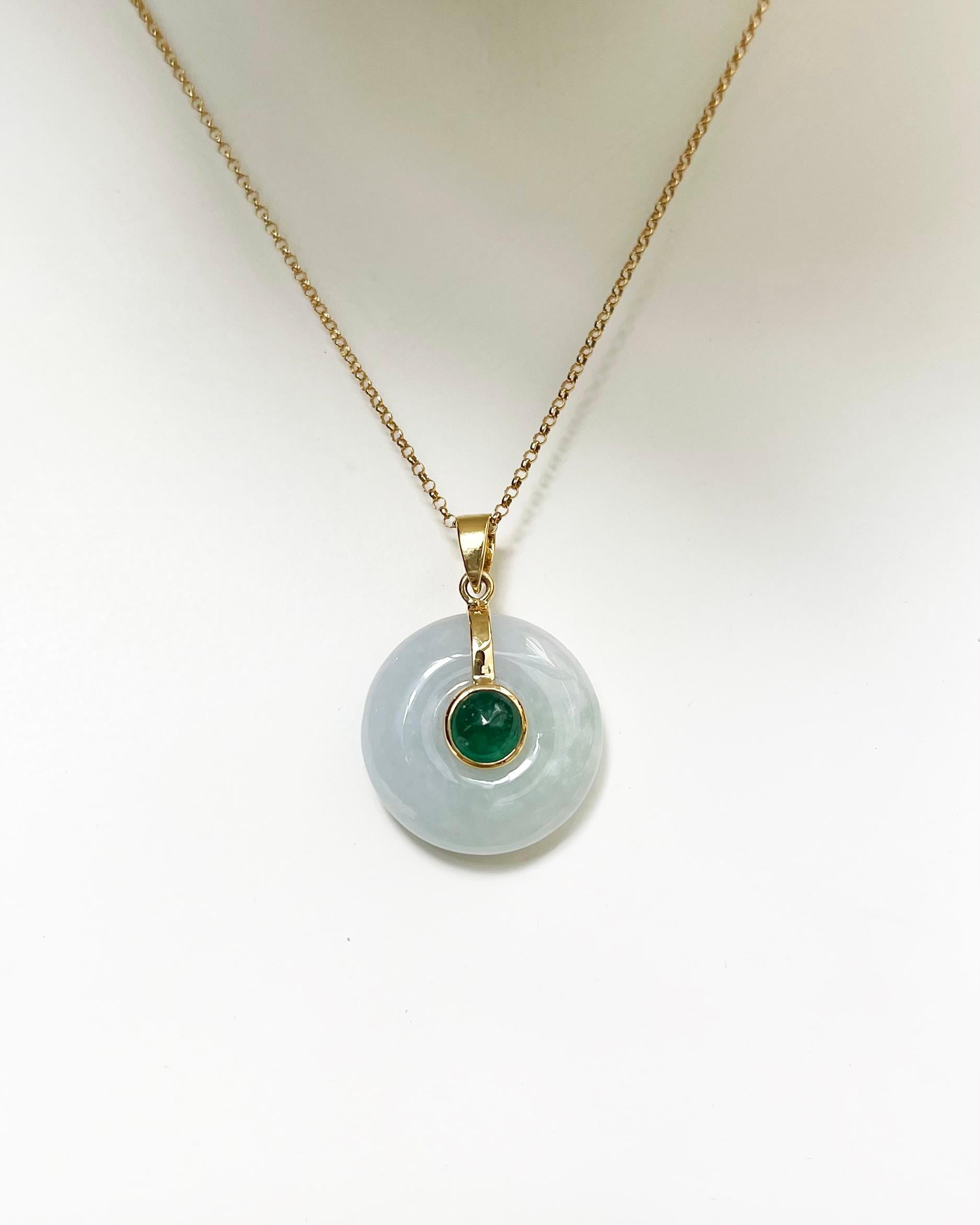 Jade avec émeraude cabochon 0,75 carat Pendentif en or 18 carats
(chaîne non incluse)

Largeur : 1.9 cm 
Longueur : 2.5 cm
Poids total : 4,93 grammes

