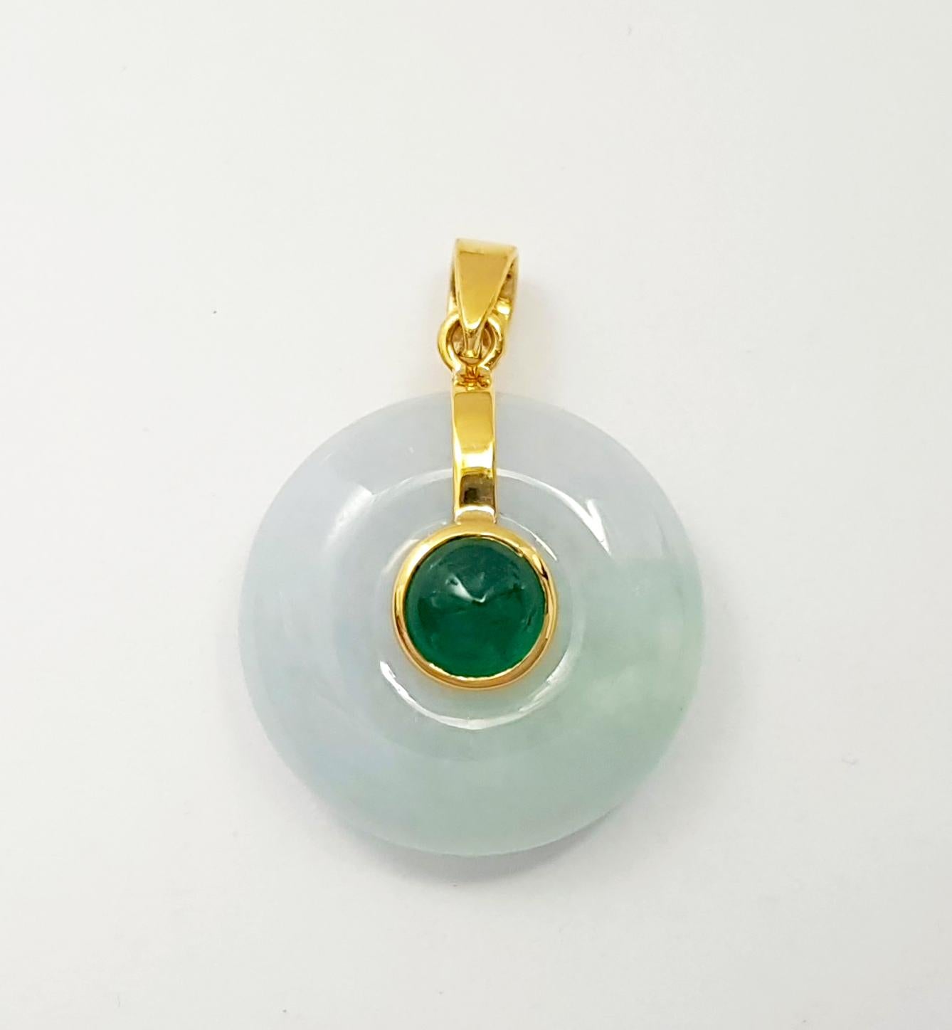 Contemporain Pendentif en jade avec émeraude cabochon serti dans des montures en or 18 carats en vente