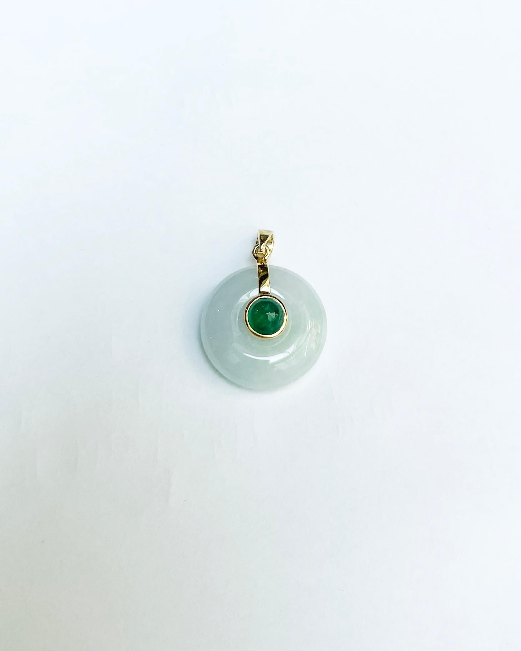 Taille cabochon Pendentif en jade avec émeraude cabochon serti dans des montures en or 18 carats en vente